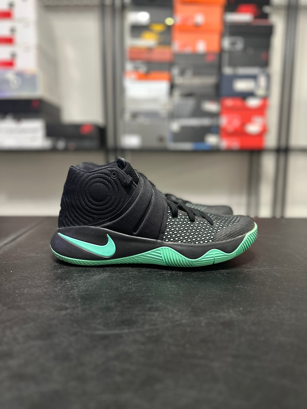 Size 9.5 - Kyrie 2 Kyrie-oke