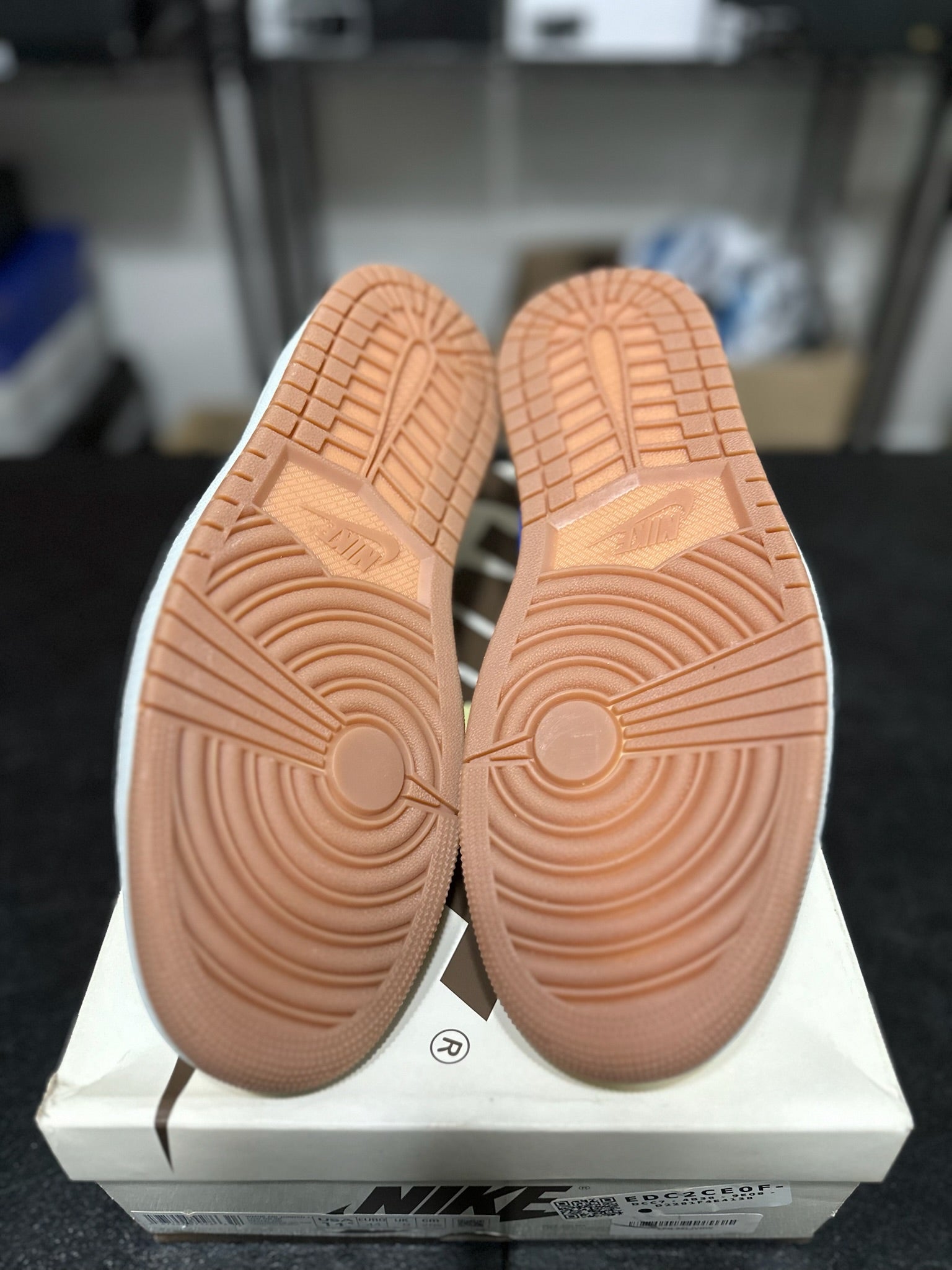 Size 10 - (11.5W) J1 Low Travis Scott Canary DS
