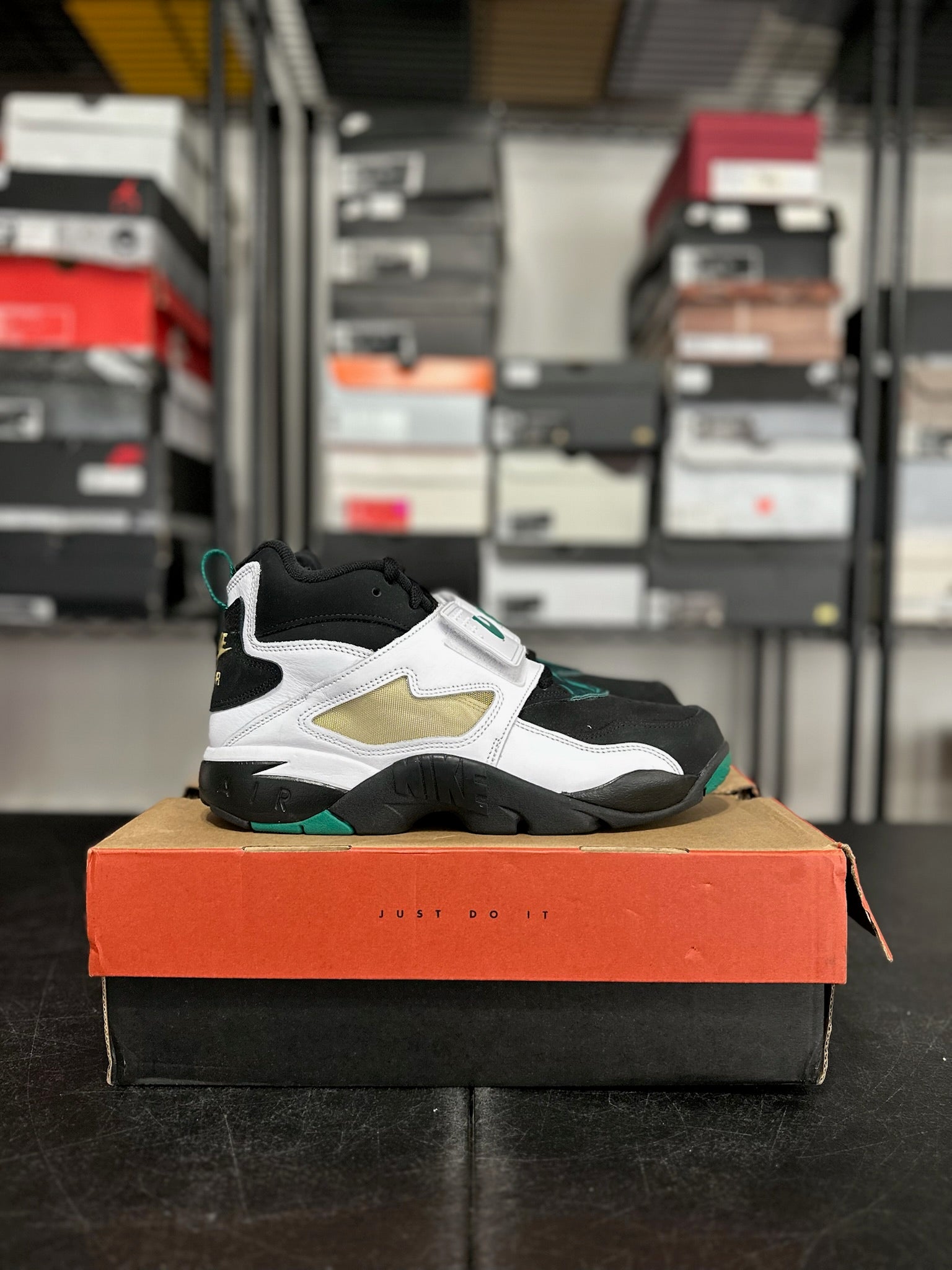 Size 9.5 - Air Diamond Turf Emerald