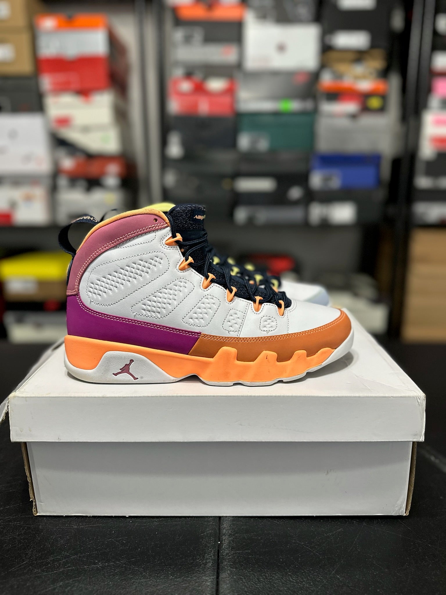 Size 8.5 - (10W) J9 Change the World