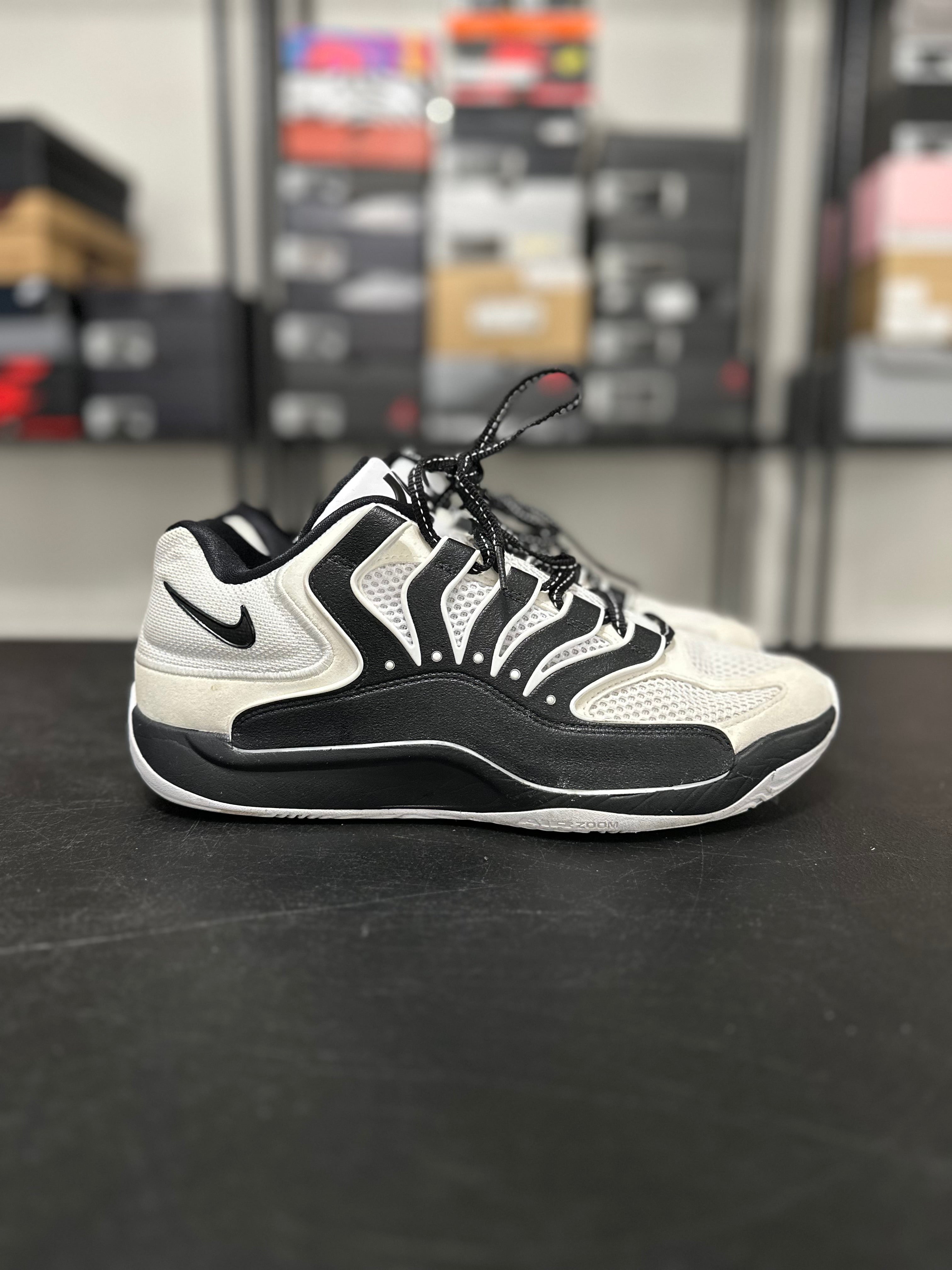 Size 10.5 - KD 18 Black/white