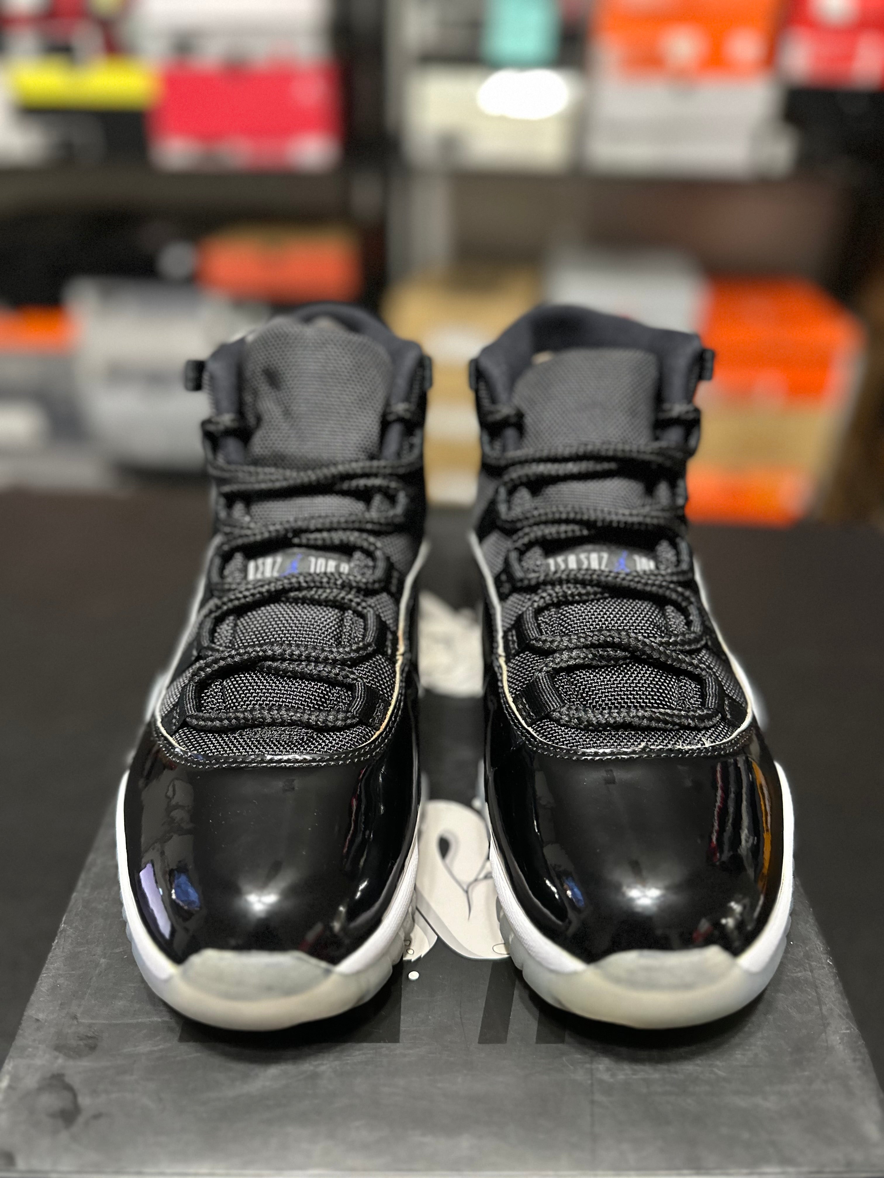 Size 8 - J11 space jam