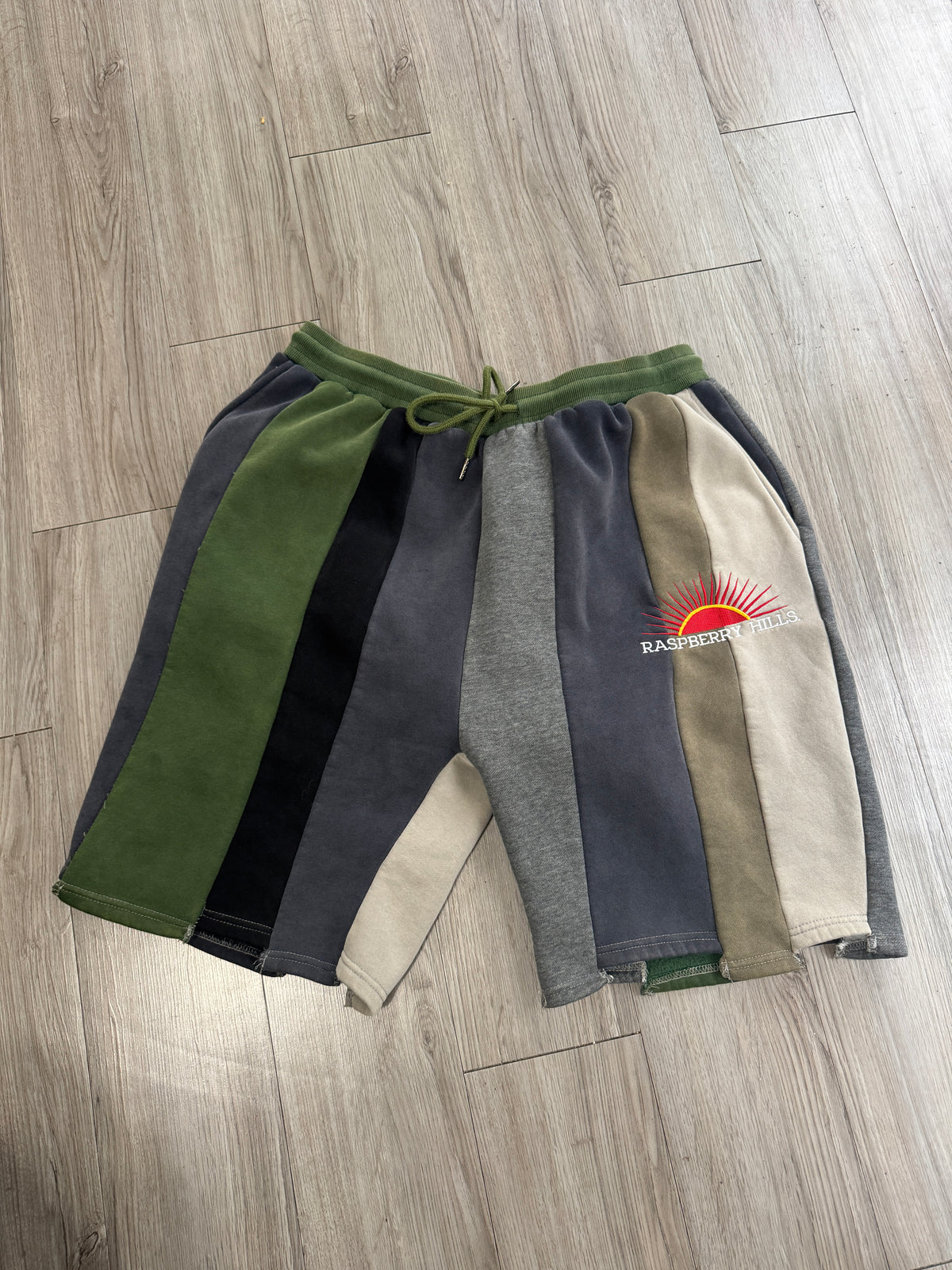 Size XL - Raspberry hills shorts