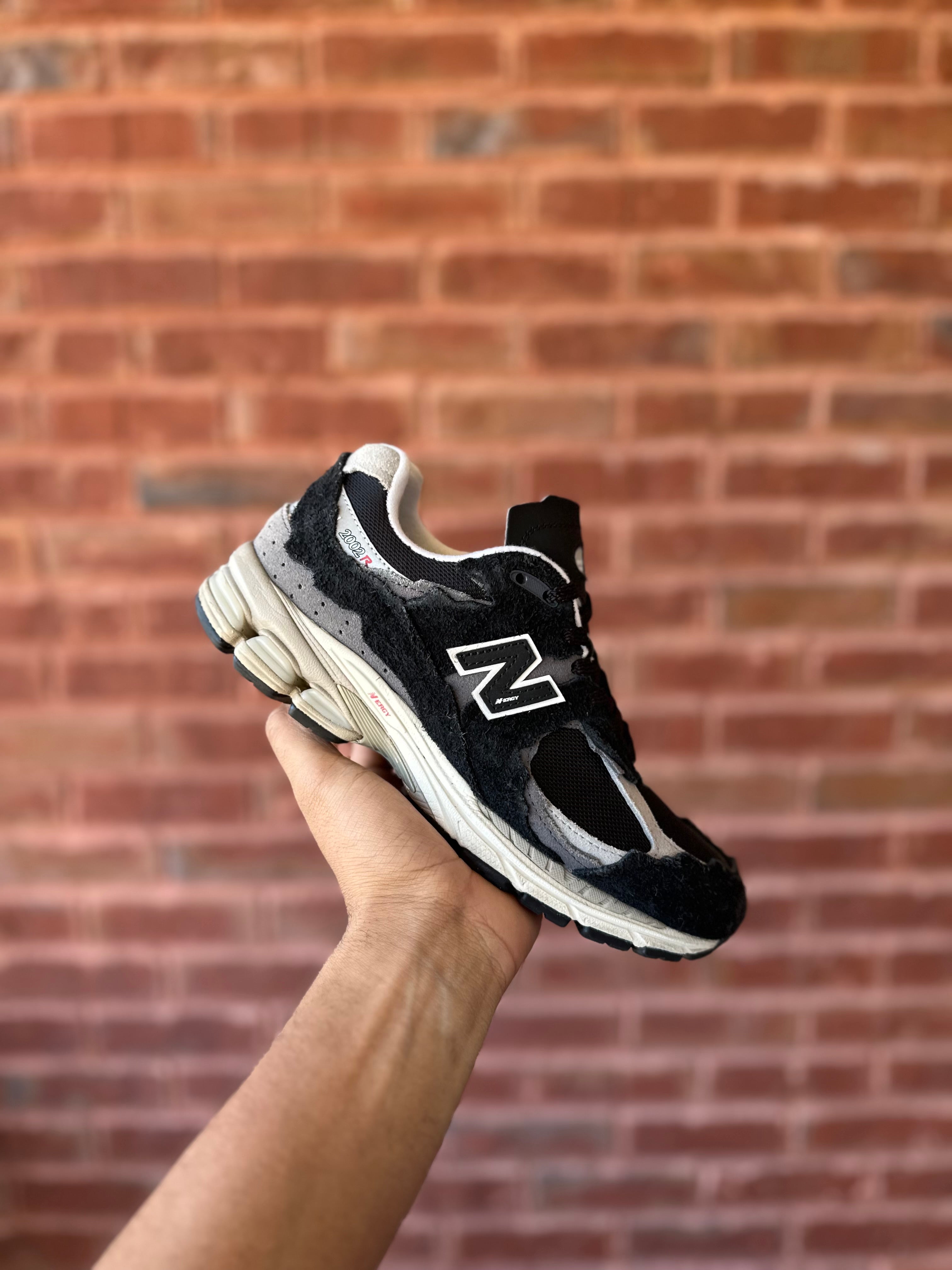 Size 6 - New balance 2002r protection pack black/grey