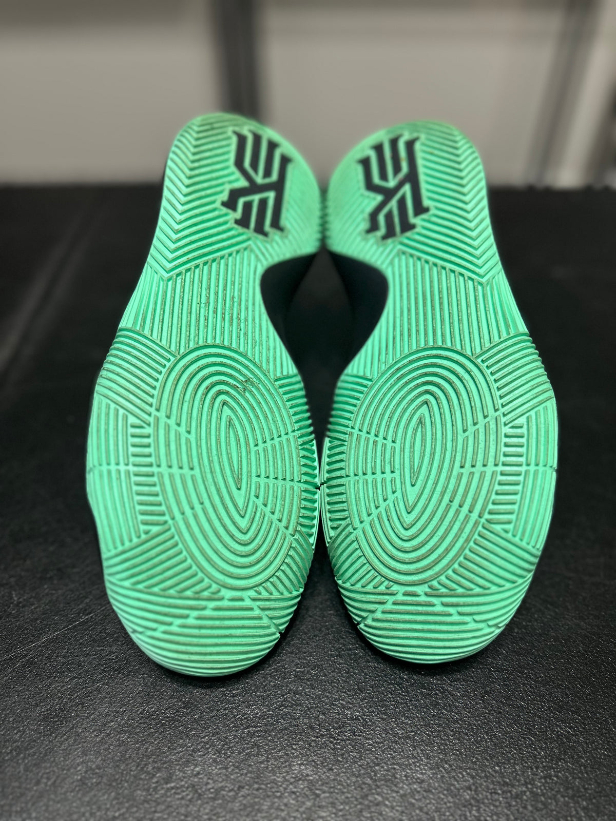 Size 9.5 - Kyrie 2 Kyrie-oke