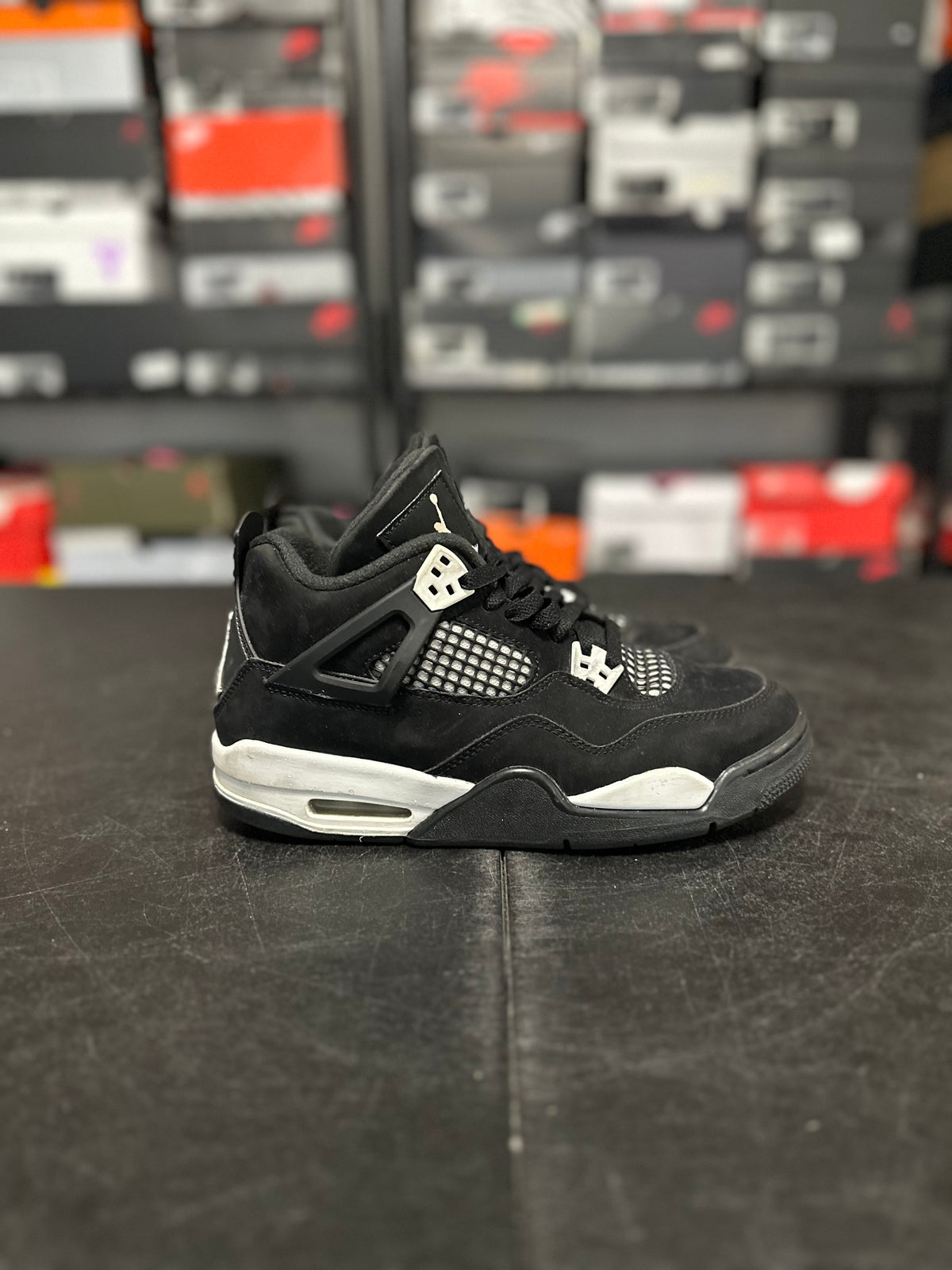 Size 7y - J4 white thunder GS
