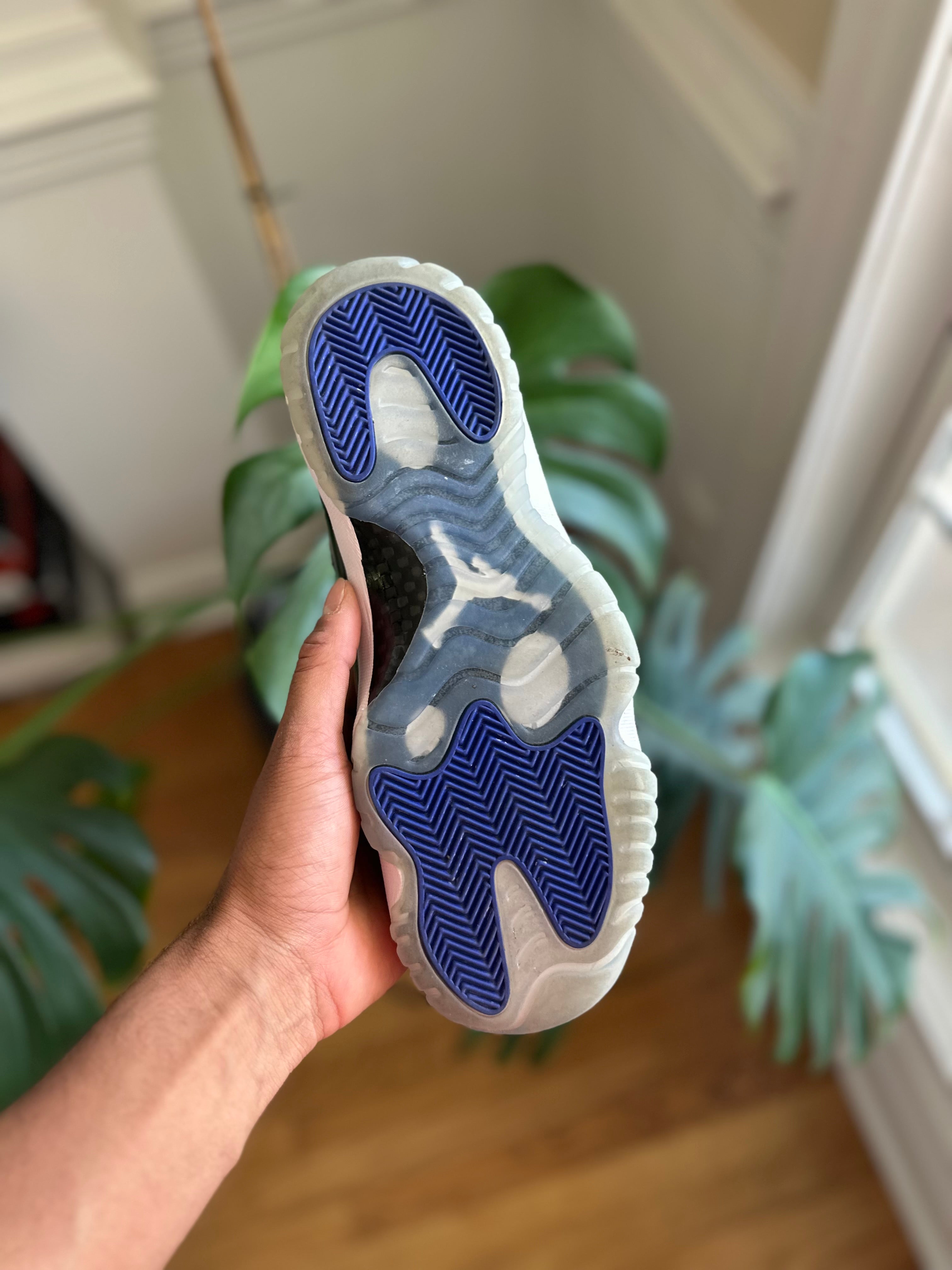 Size 9 - J11 space jam