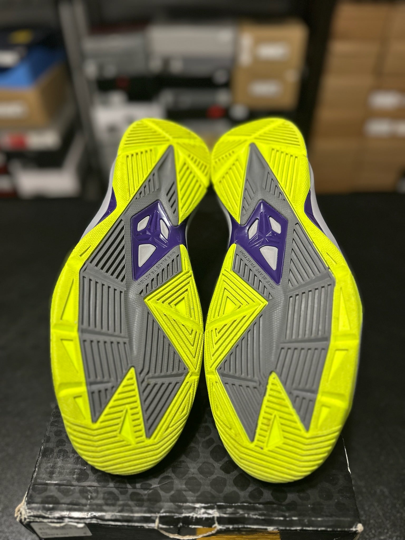 Size 12 - Kobe Venomenon 4 silver/volt