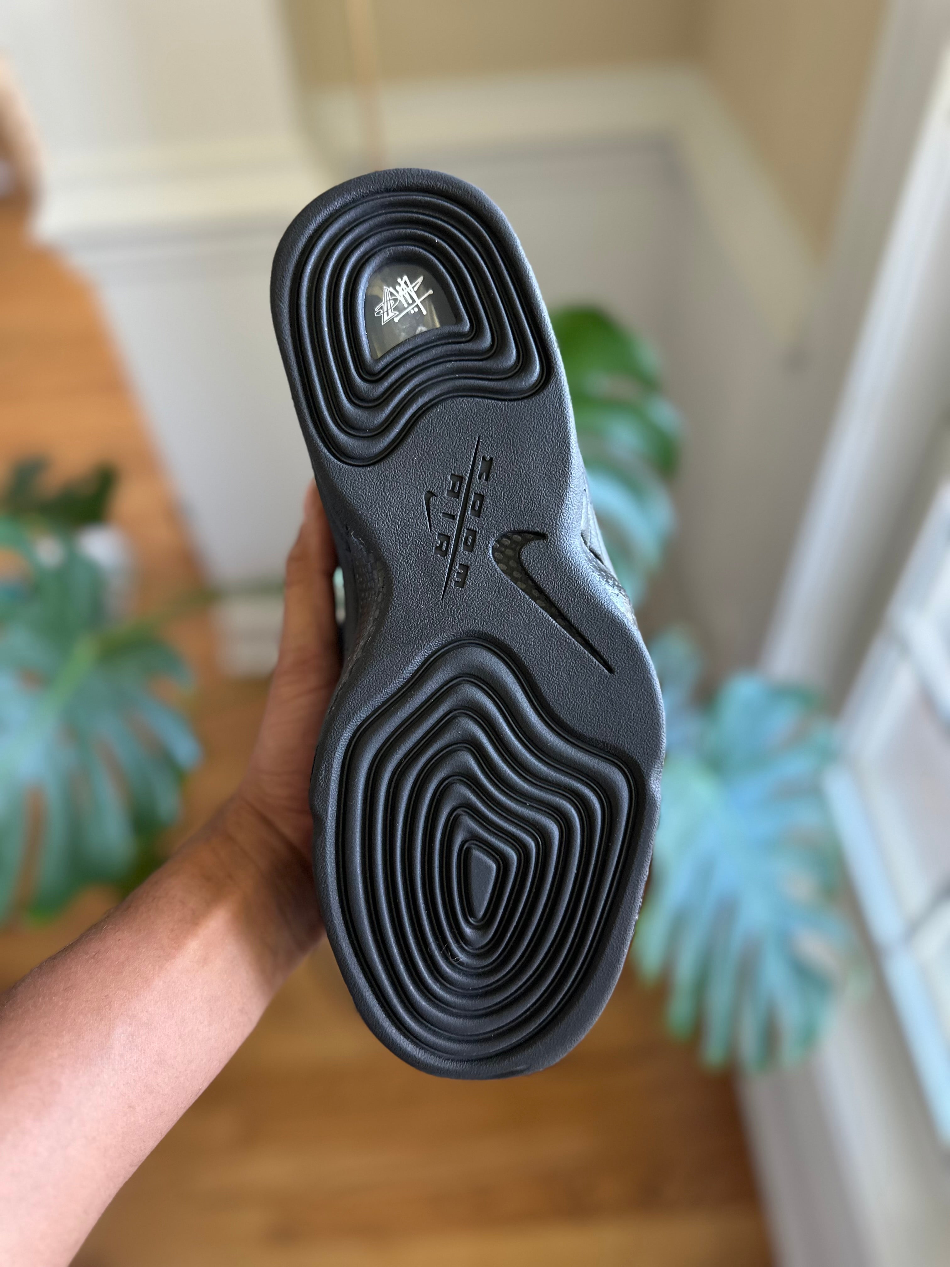 Size 9 - air penny 2 Stussy