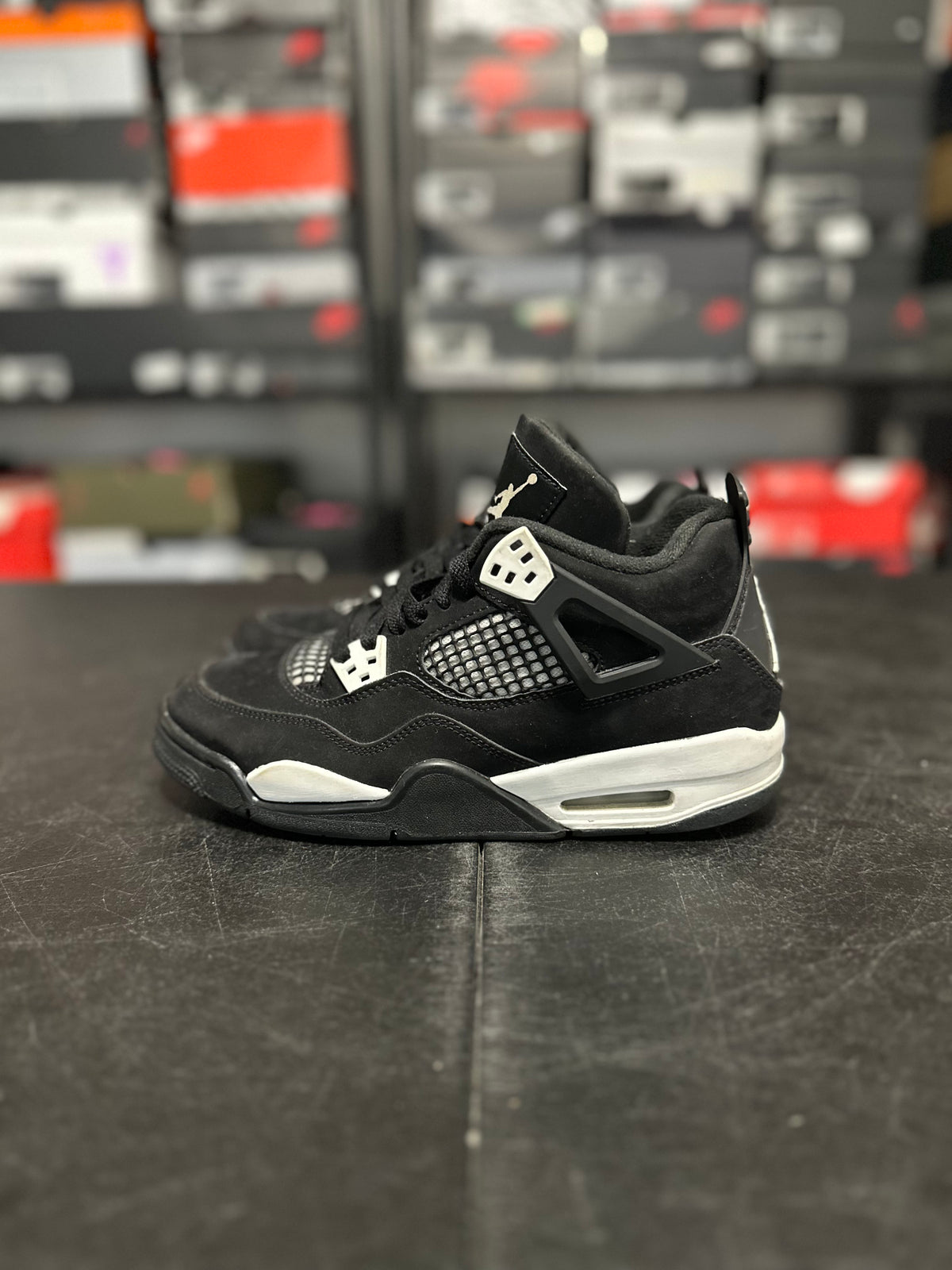 Size 7y - J4 white thunder GS