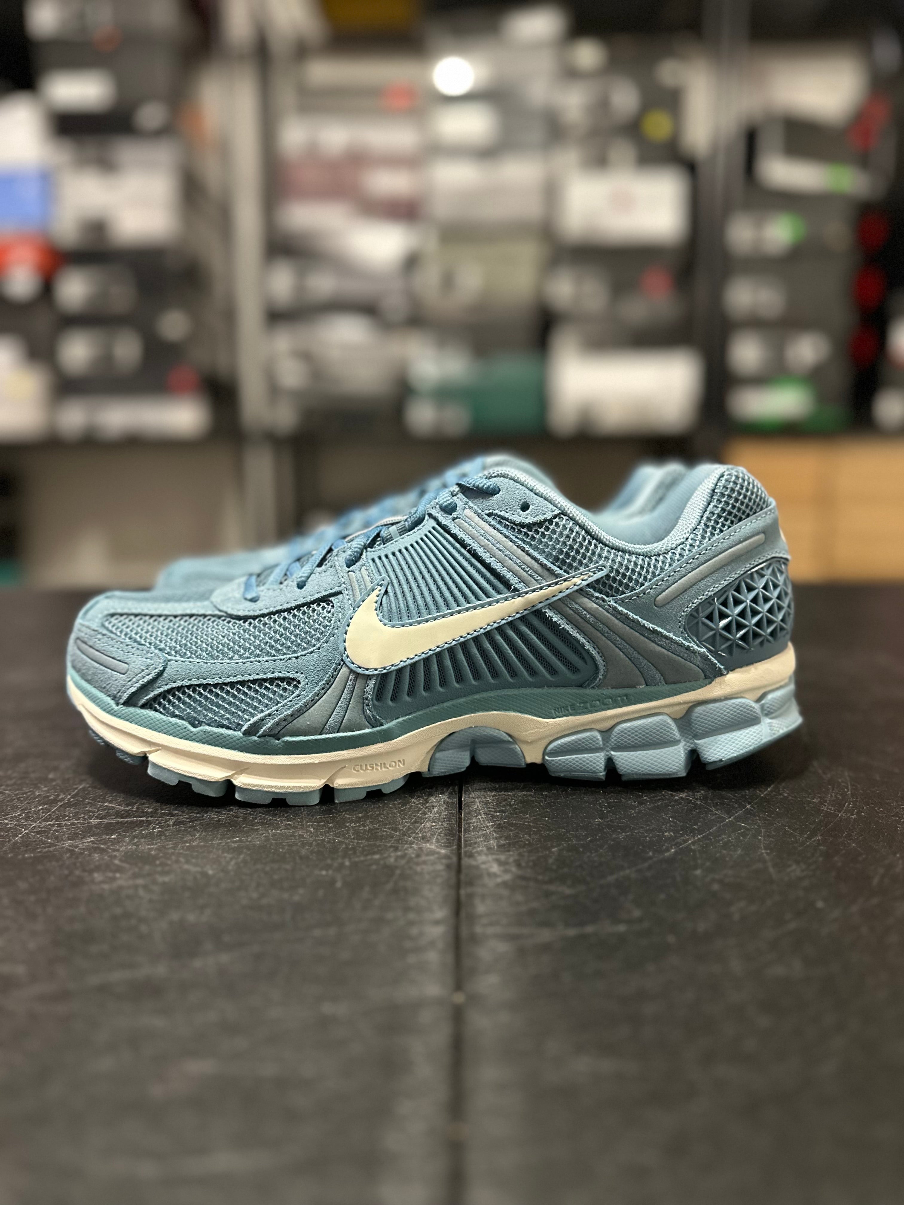 Size 10.5 - Vomero 5 denim turquoise