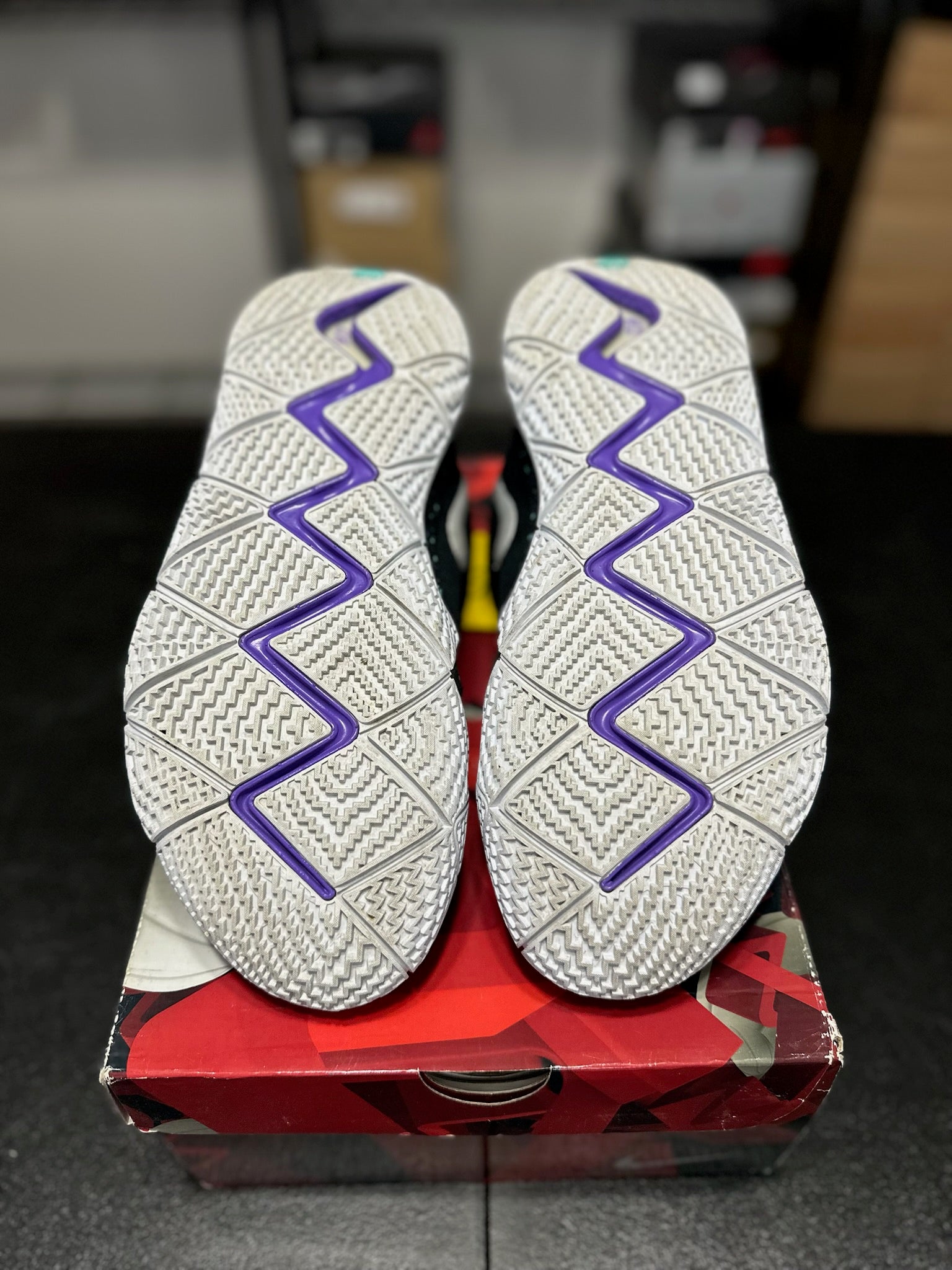 Size 9 - Kyrie 4 Ankle Taker