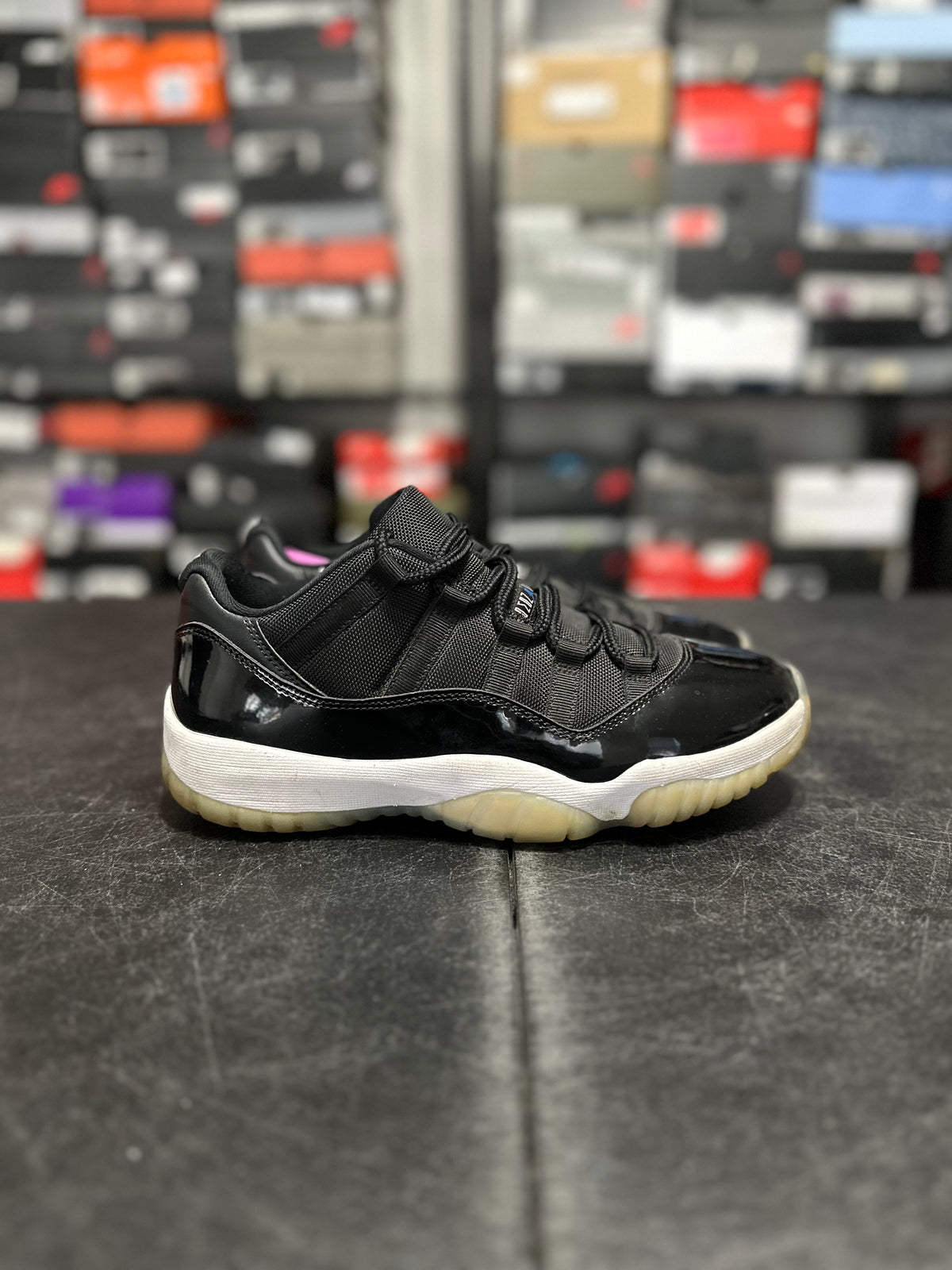 Size 8.5 - J11 low space jam