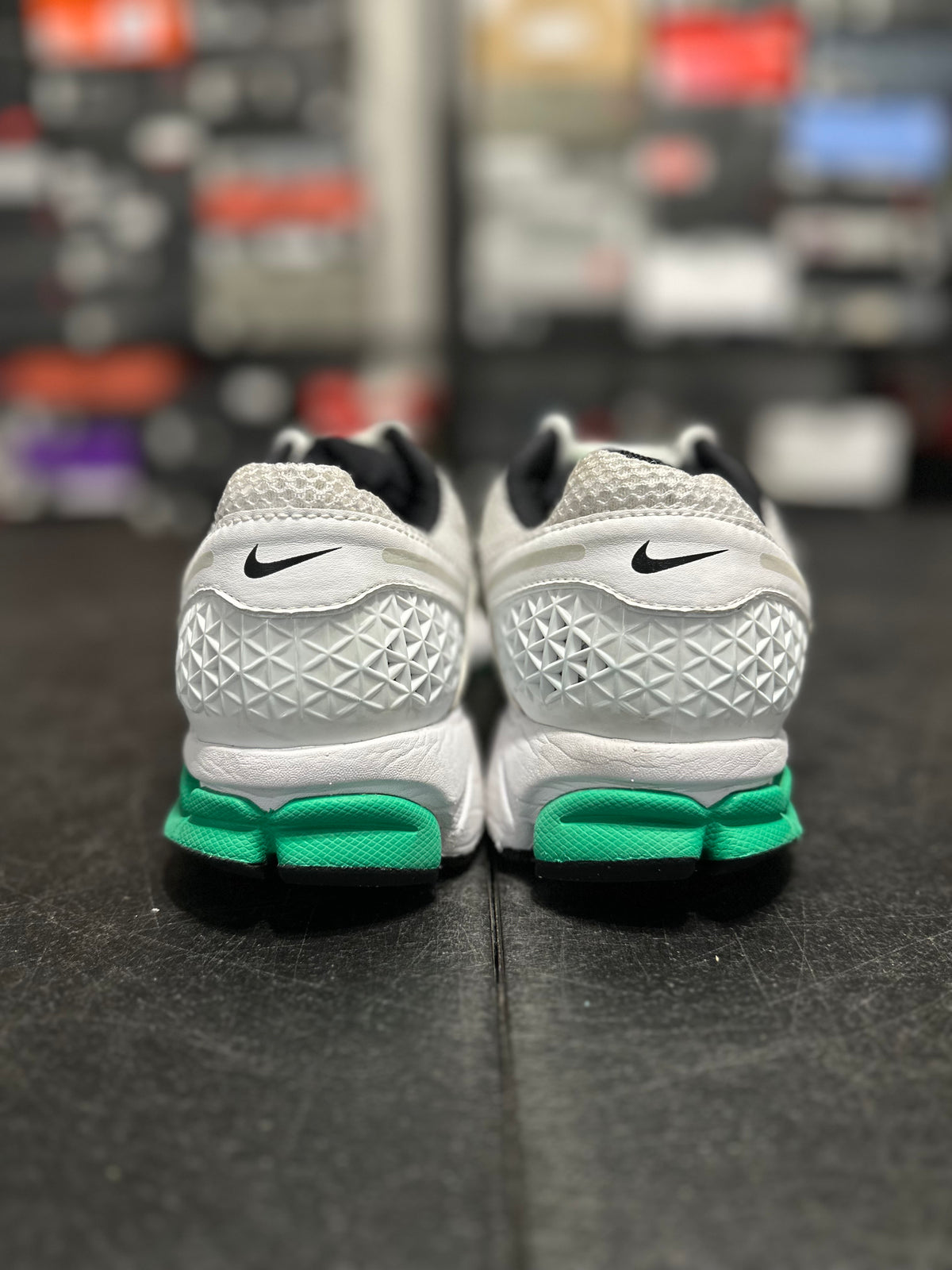 Size 8.5 - (10W) Vomero white/green