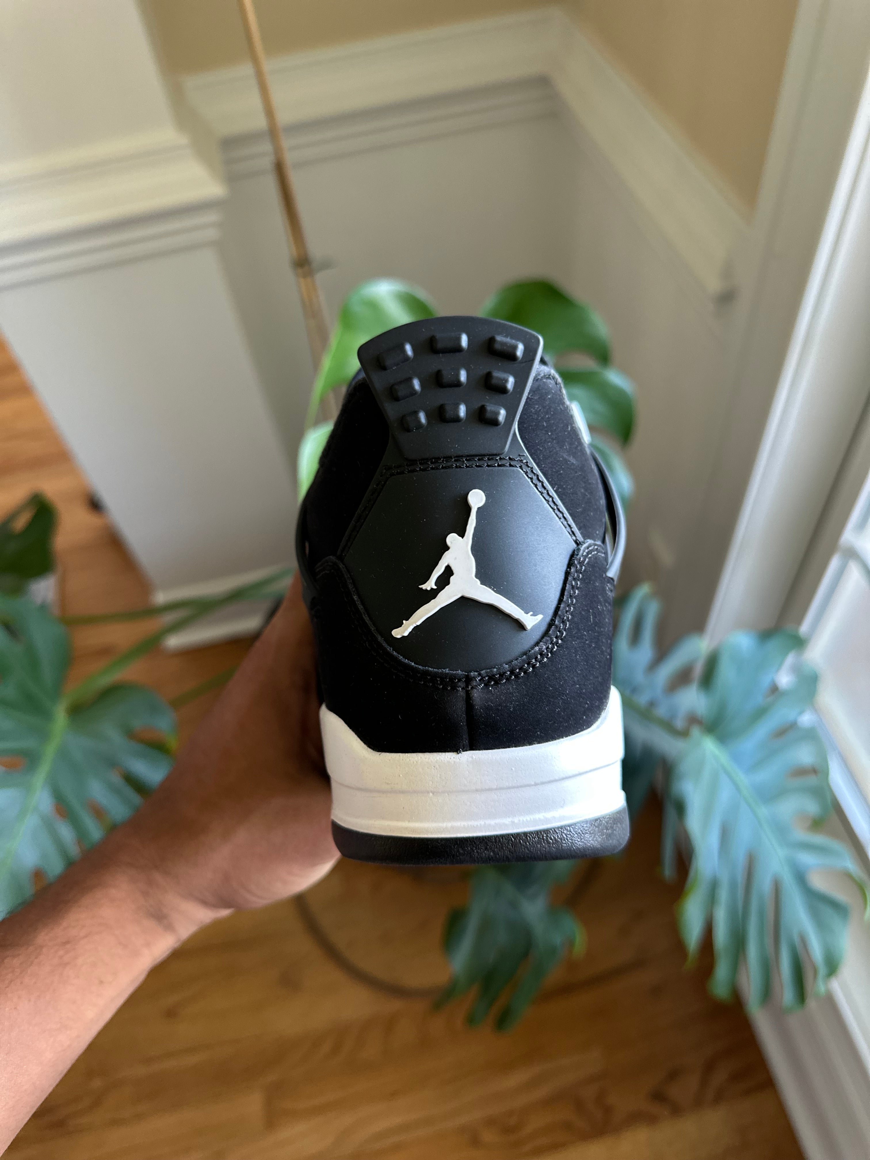 Size 8.5 - J4 white thunder