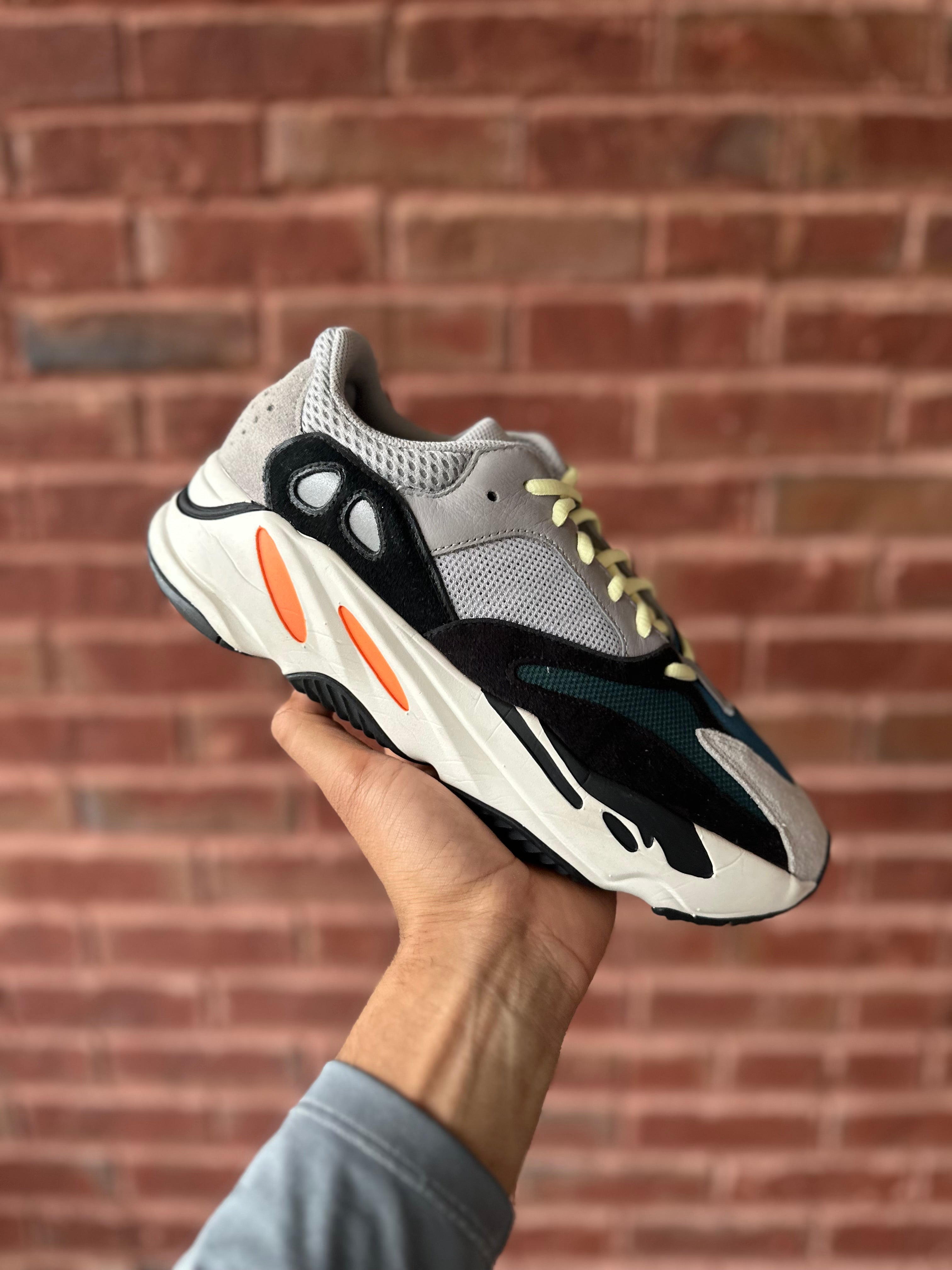 Size 9 - YZY 700 wave runner