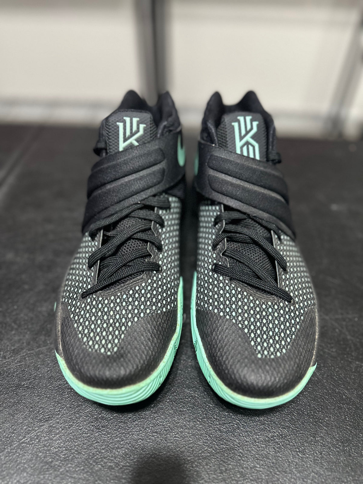 Size 9.5 - Kyrie 2 Kyrie-oke