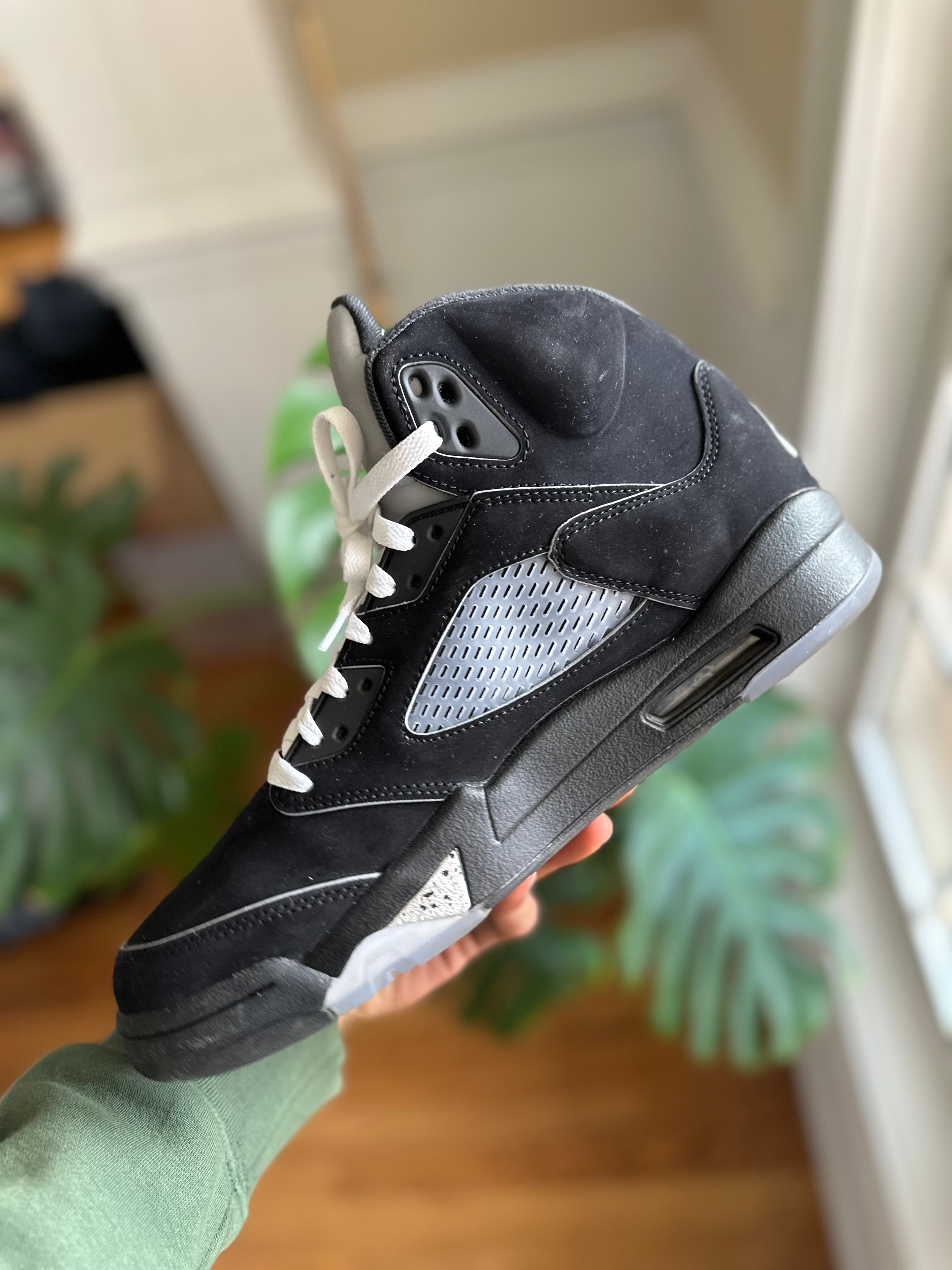 Size 10.5 - J5 black metallic 2025