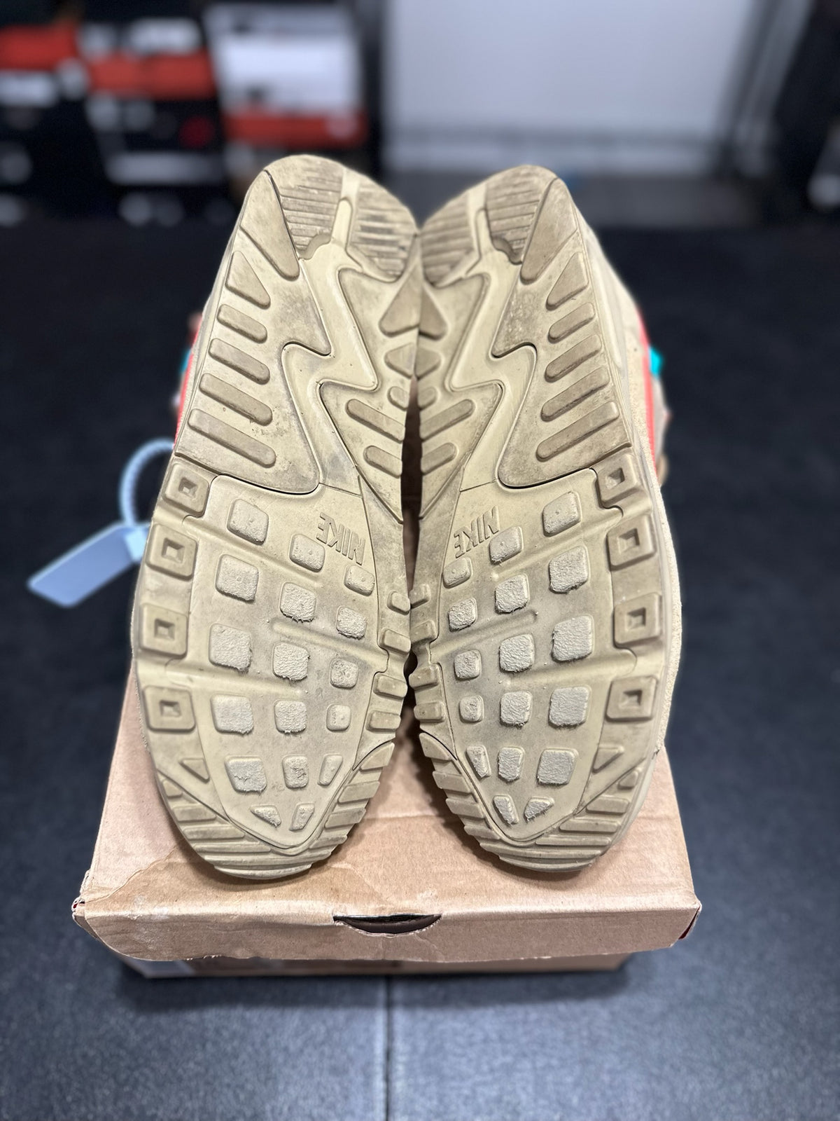 Size 10 - am 90 off white desert ore