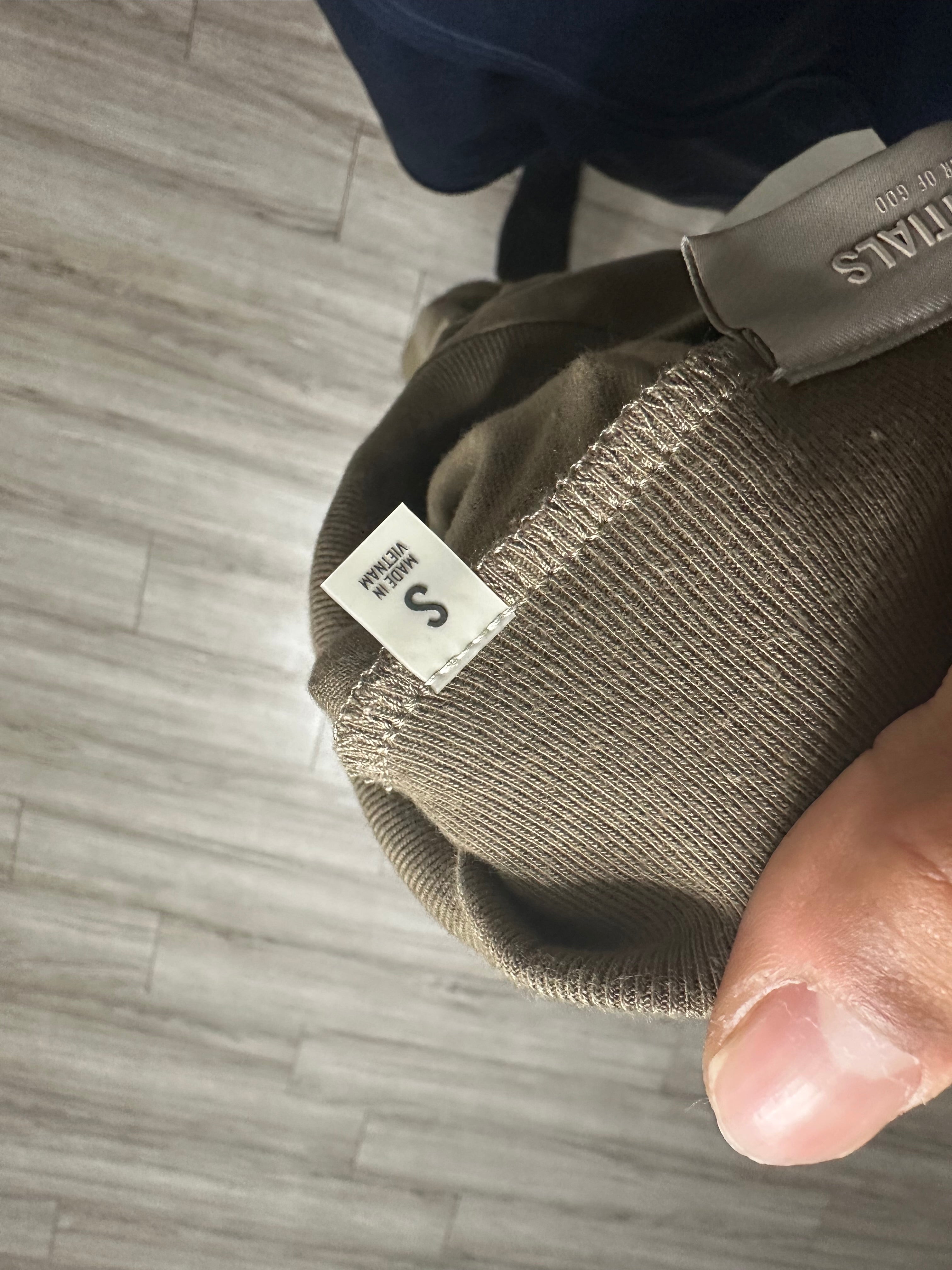 Size S - essentials longsleeve tee
