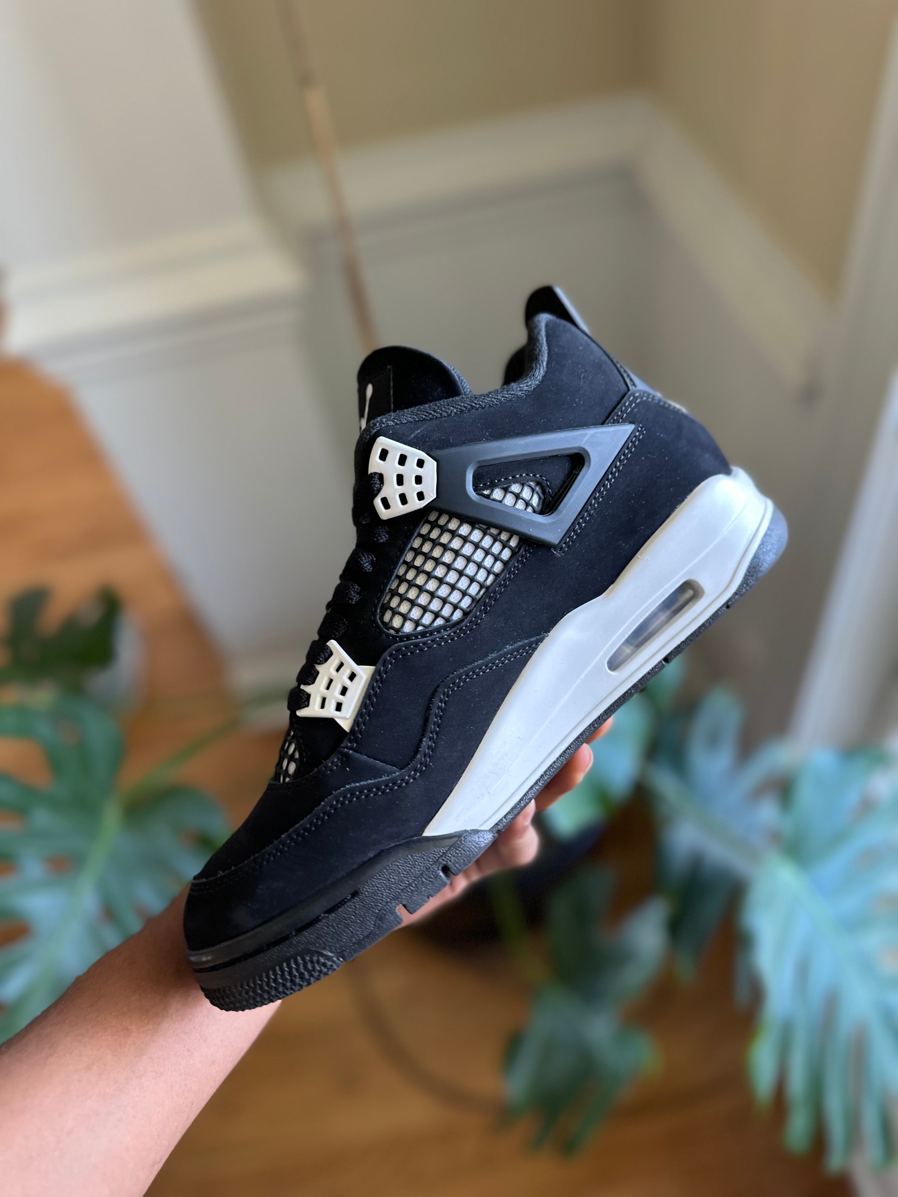 Size 8.5 - J4 white thunder