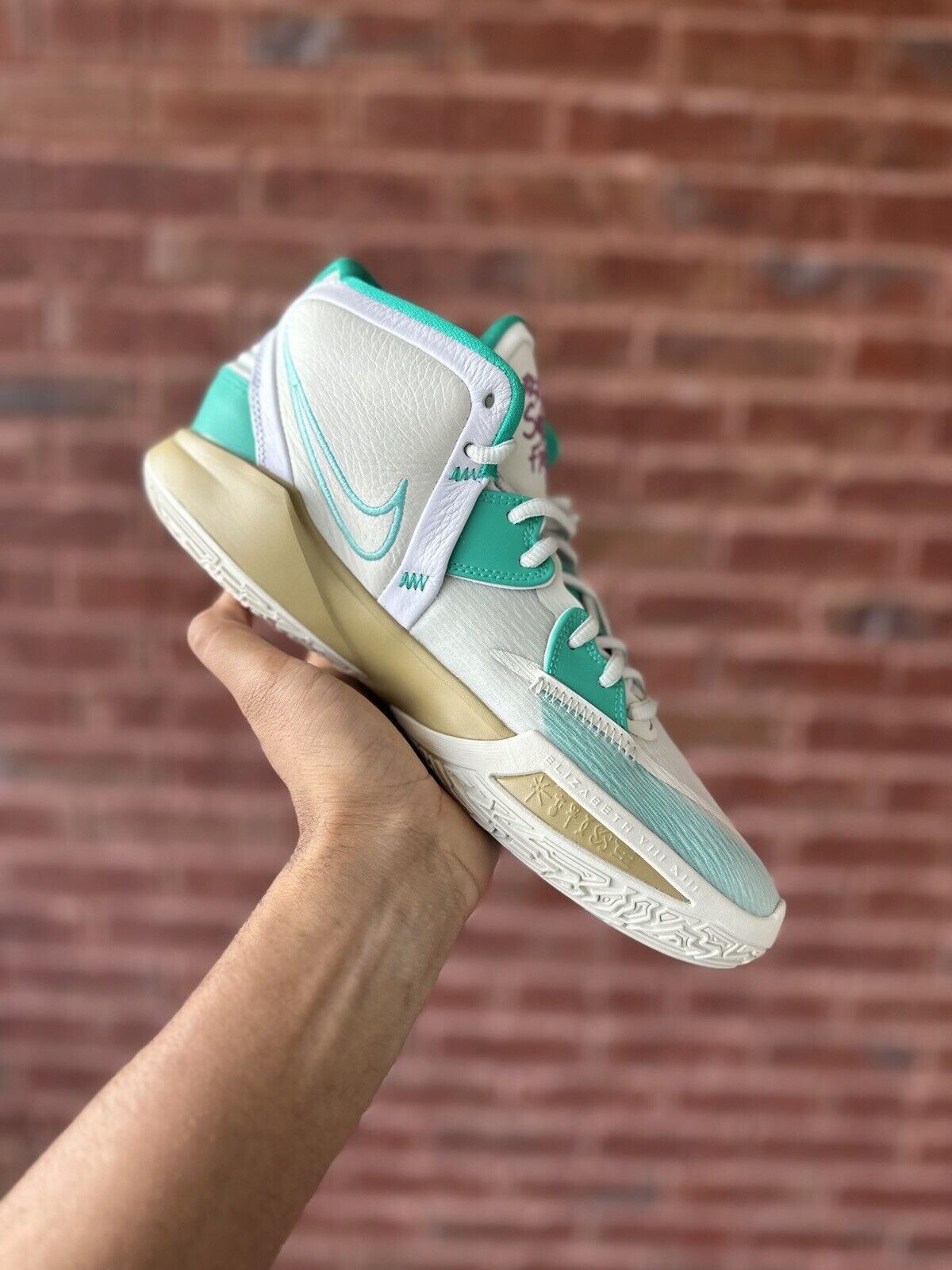 Size 10.5 - Nike Sue Bird x Kyrie Infinity Golden Tribute