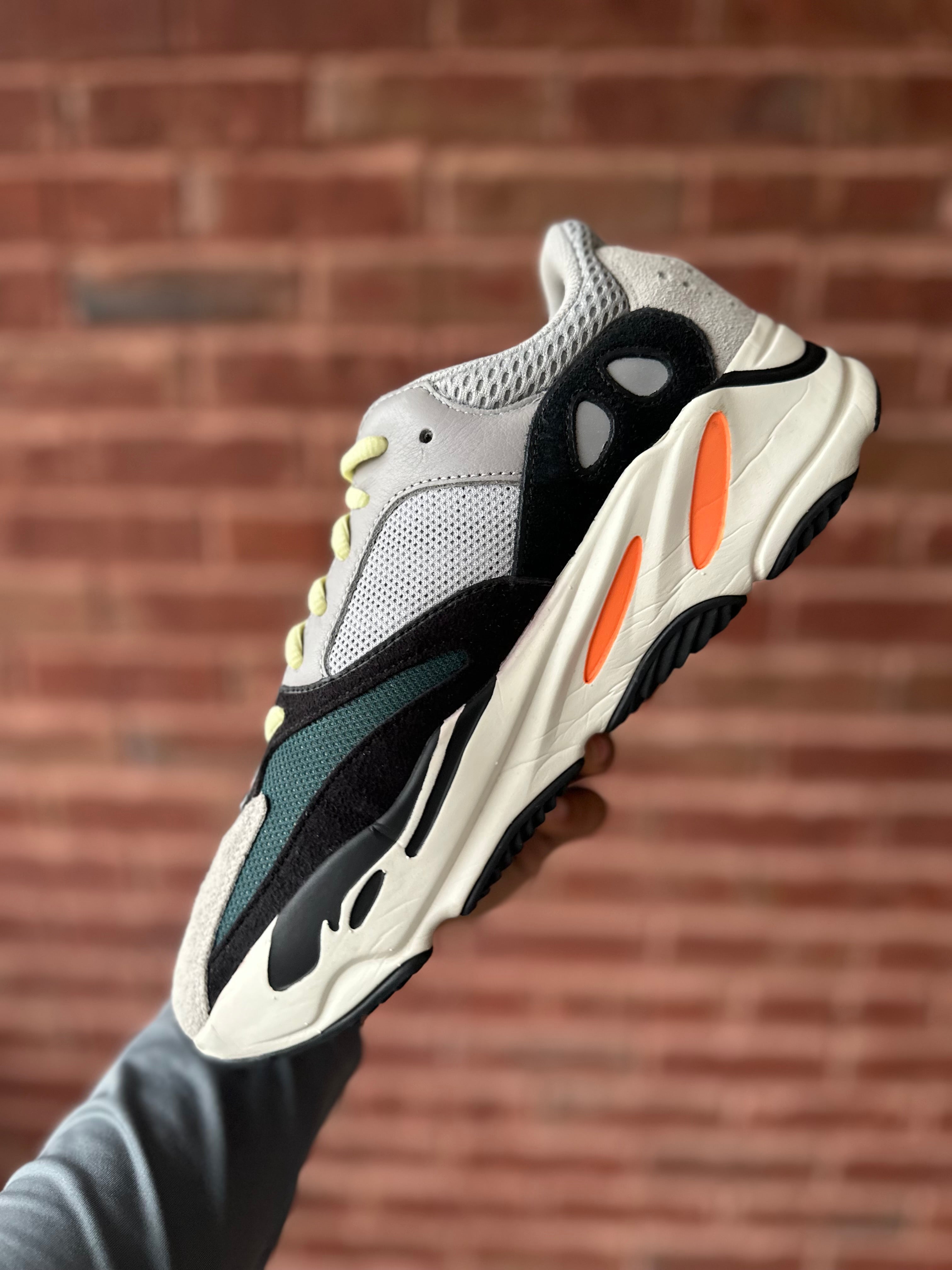 Size 9 - YZY 700 wave runner