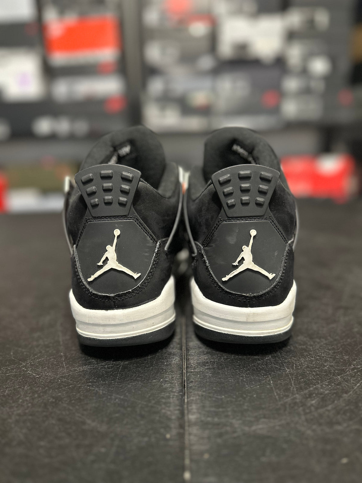 Size 7y - J4 white thunder GS
