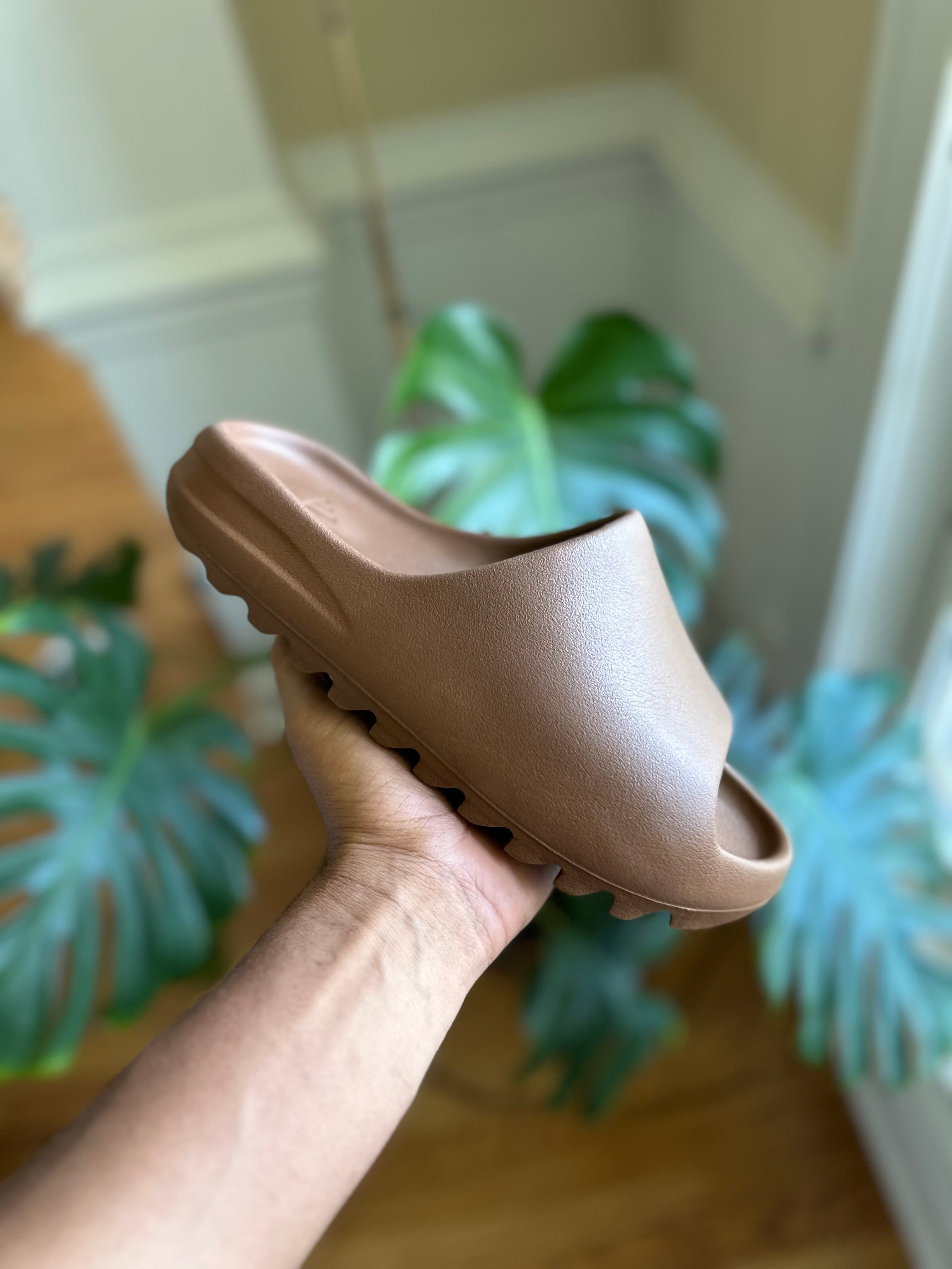 Size 8 - YZY slide flax