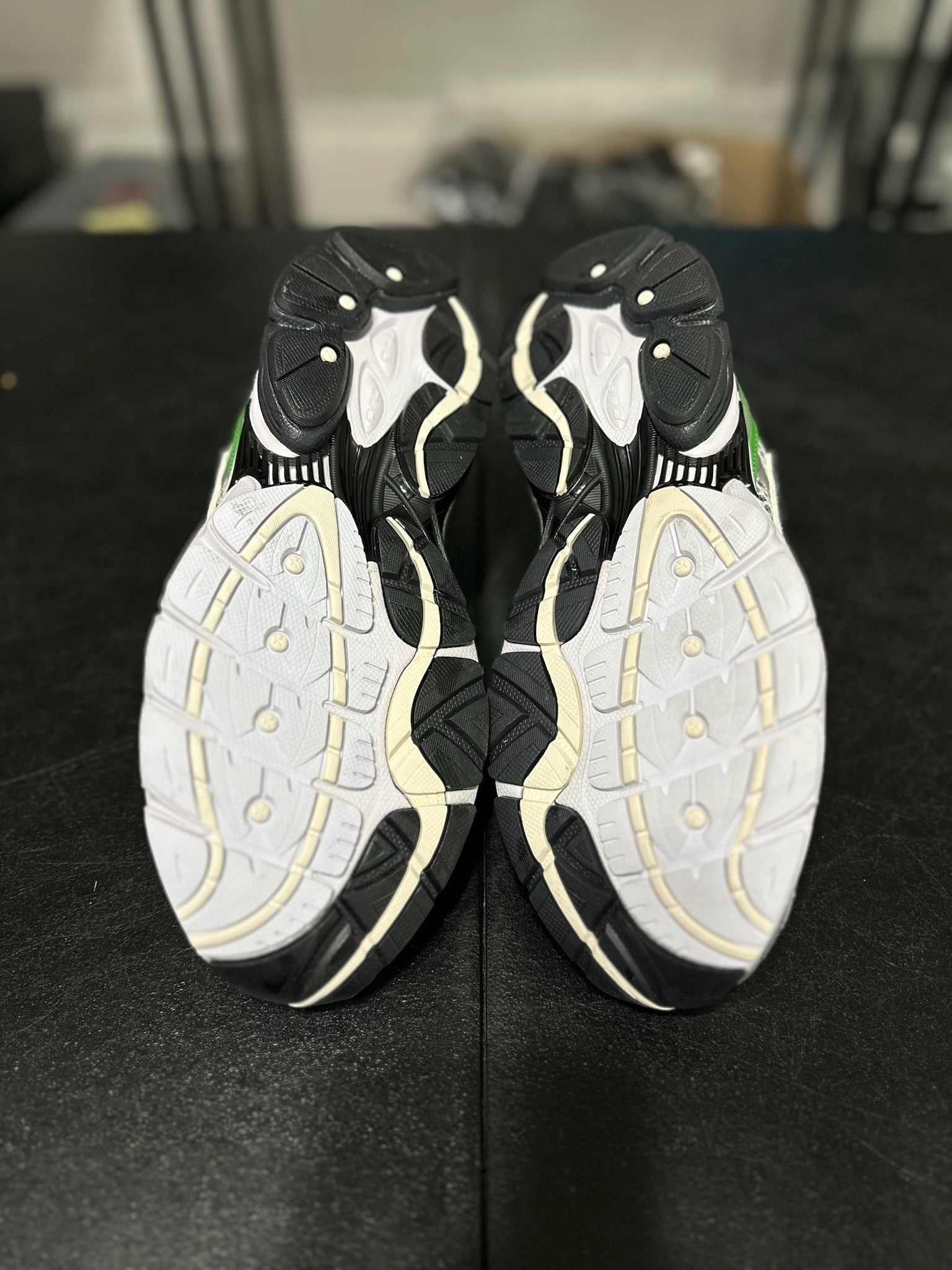 Size 10 - Saucony ProGrid Omni 9 Silver Green DS
