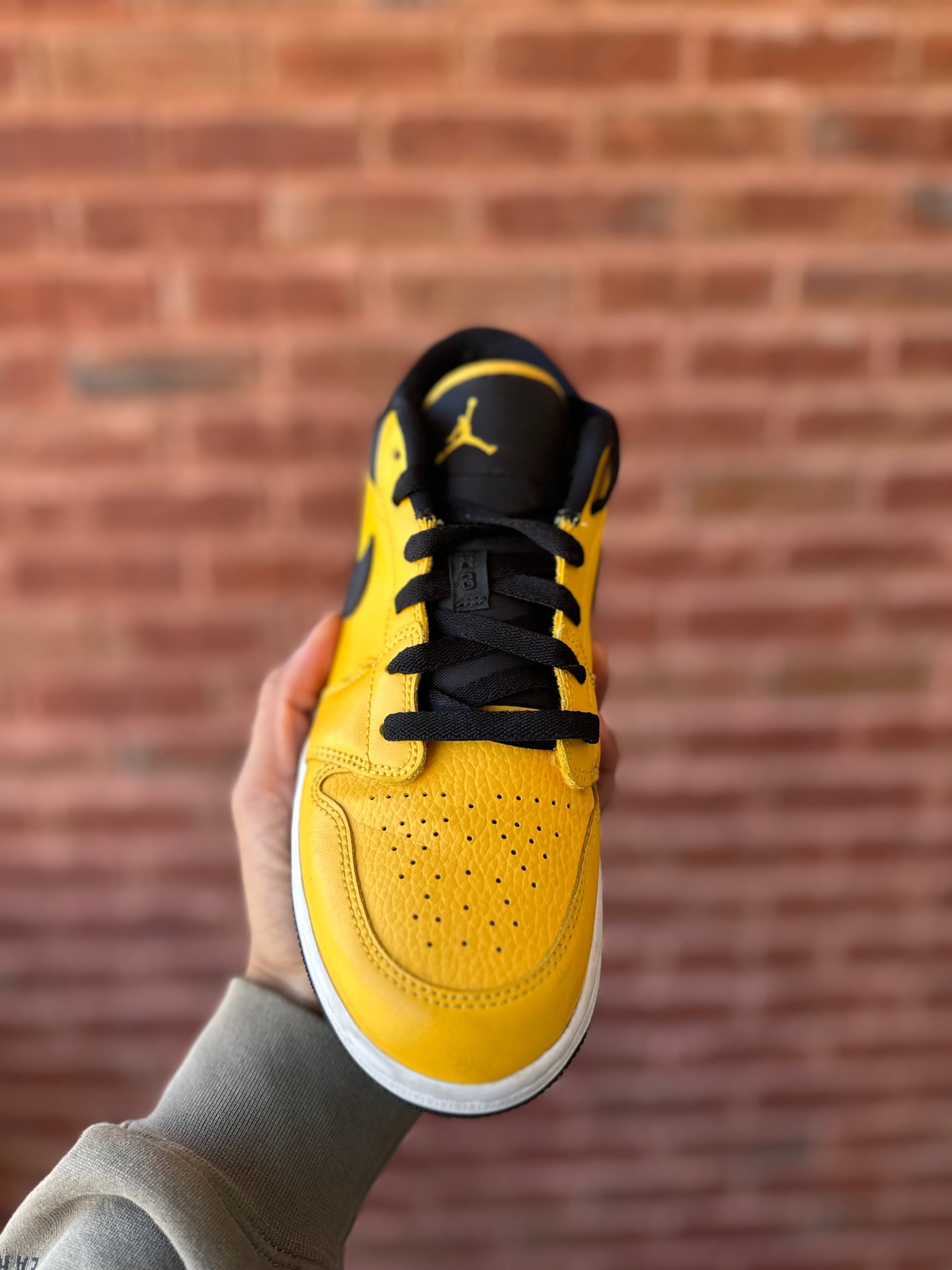 Size 7y - J1 low university gold