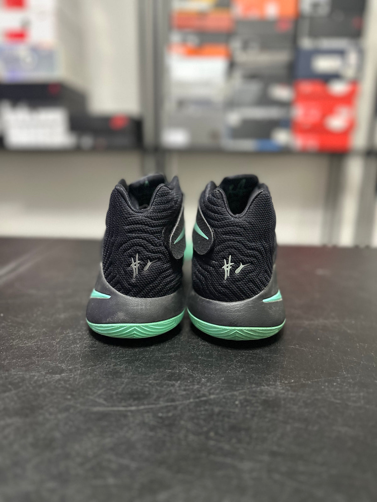 Size 9.5 - Kyrie 2 Kyrie-oke