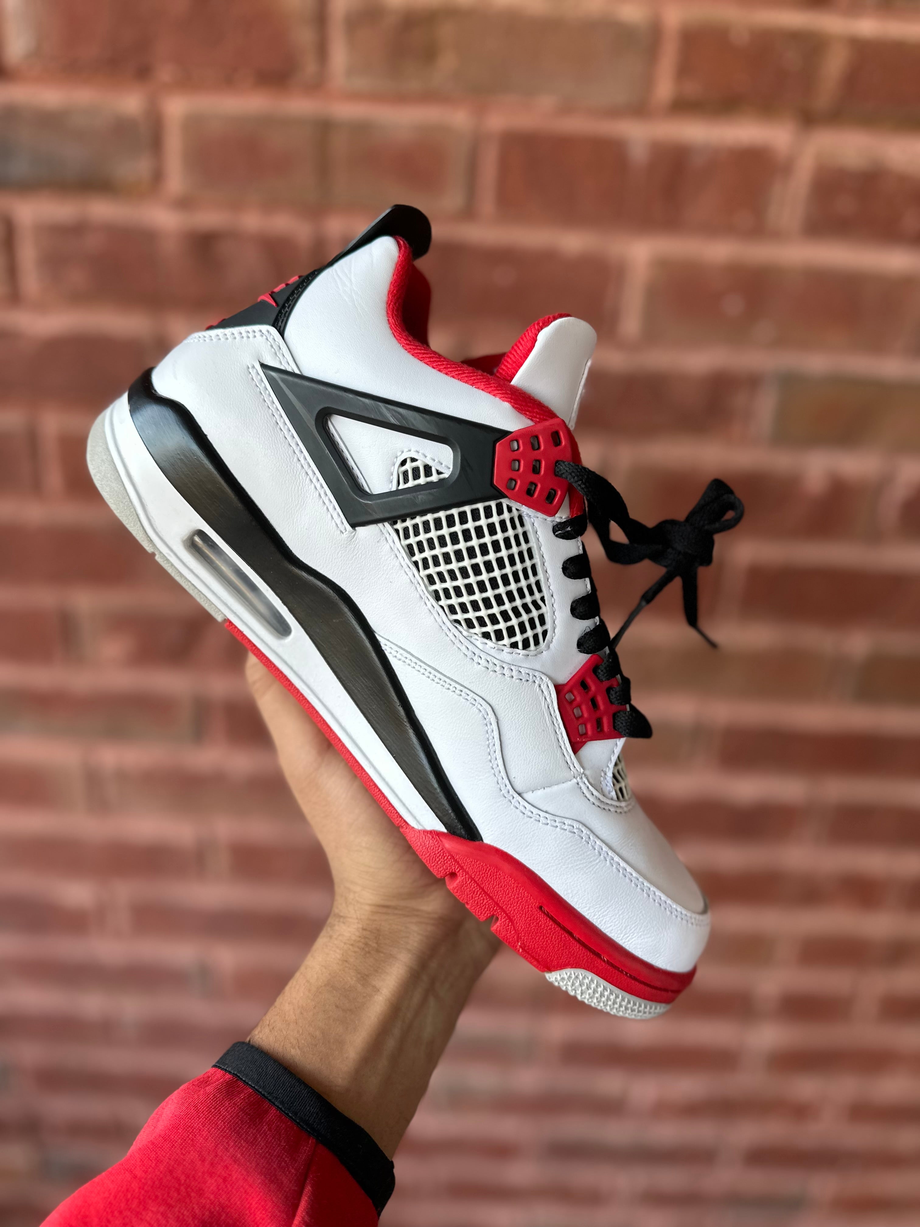 Size 8.5 - J4 fire red 2020