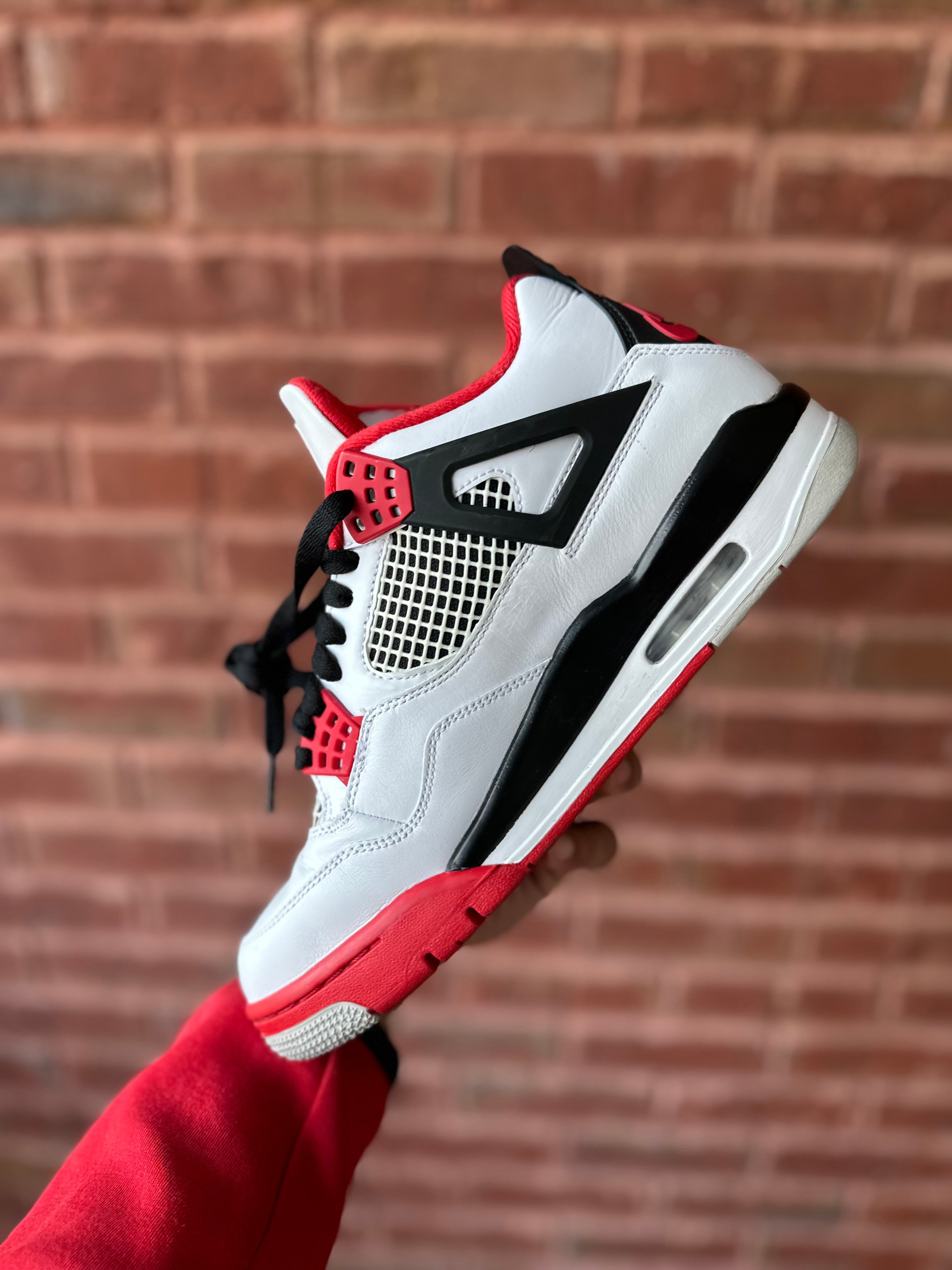 Size 8.5 - J4 fire red 2020