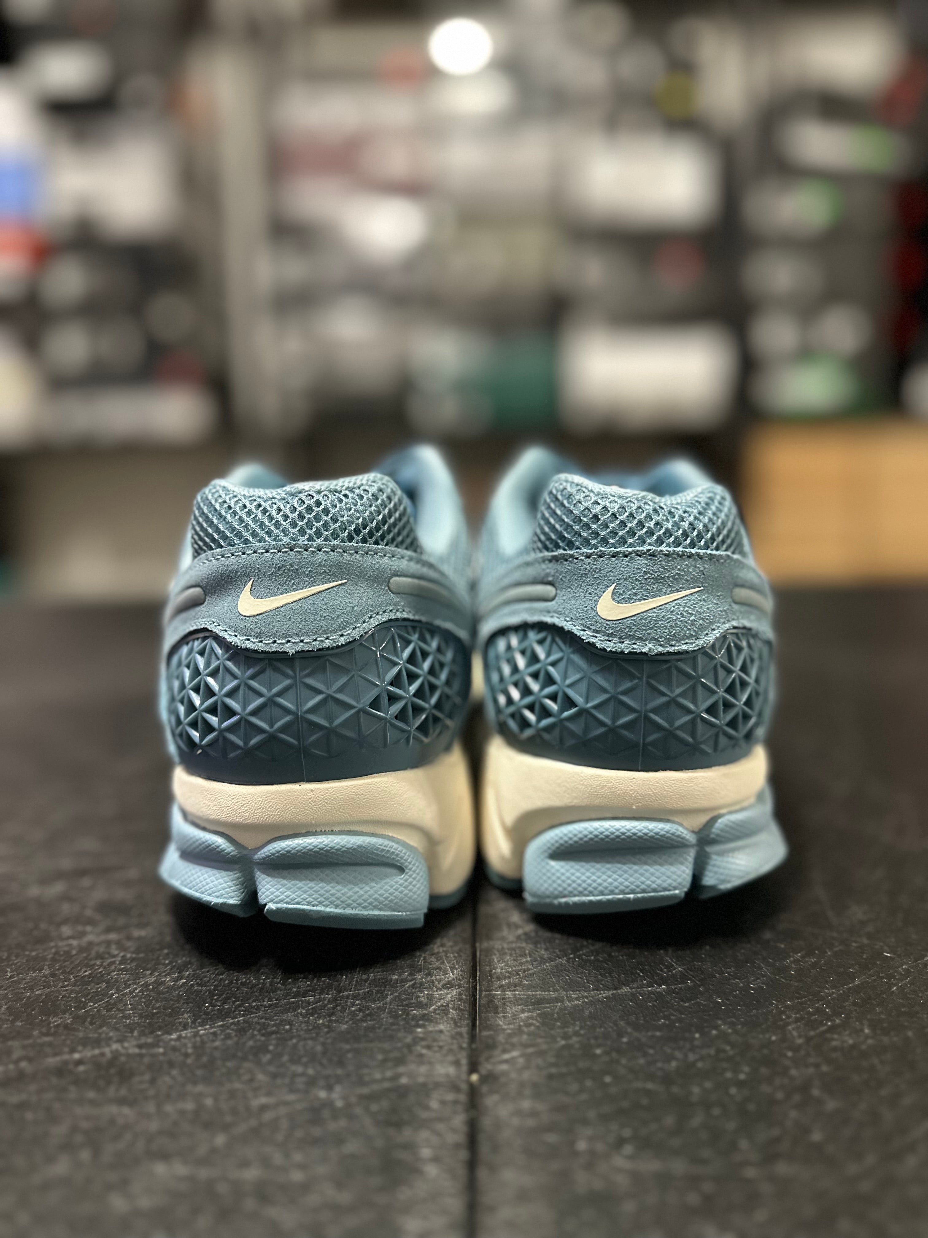 Size 10.5 - Vomero 5 denim turquoise