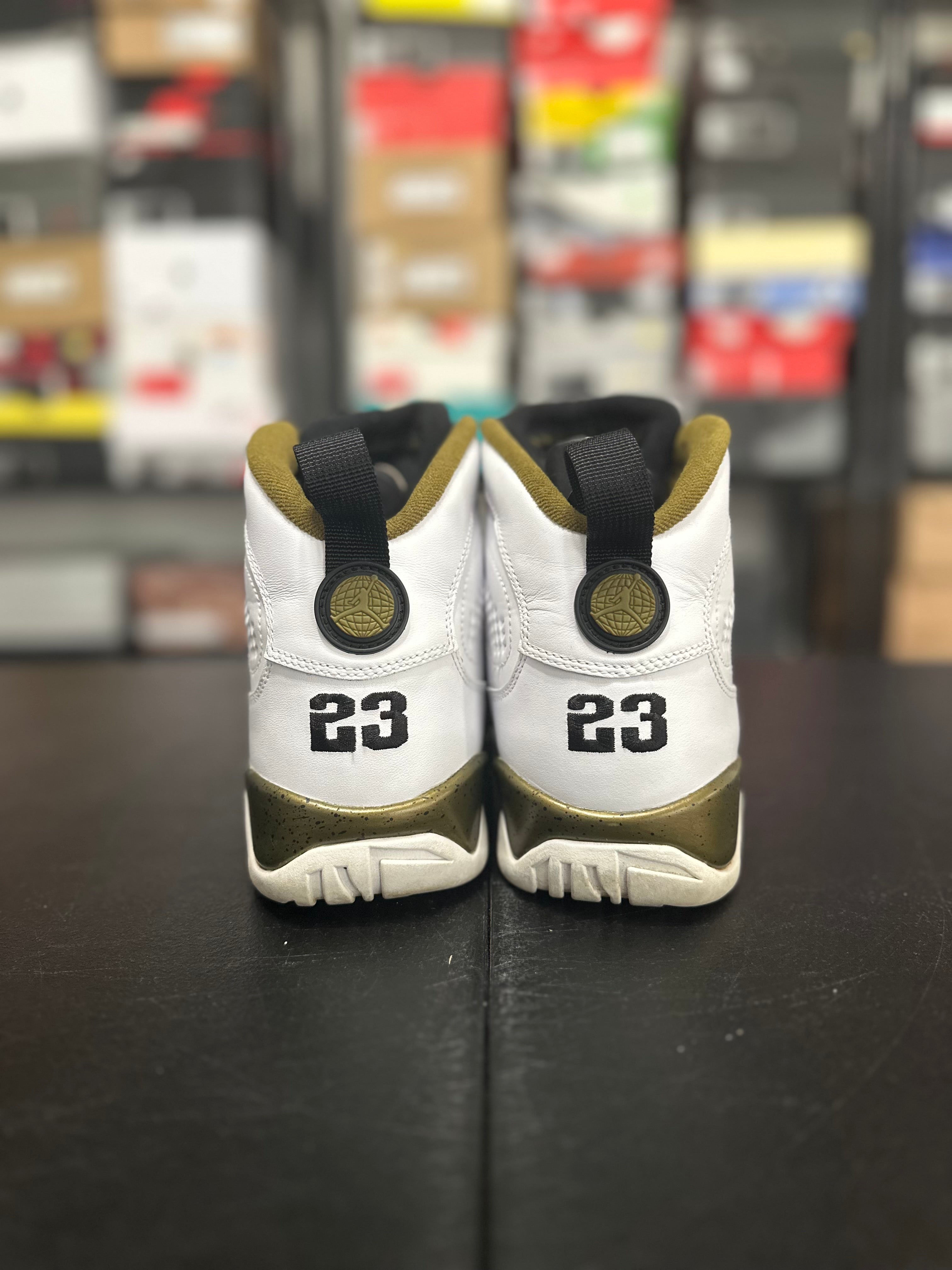 Size 10 - J9 statue
