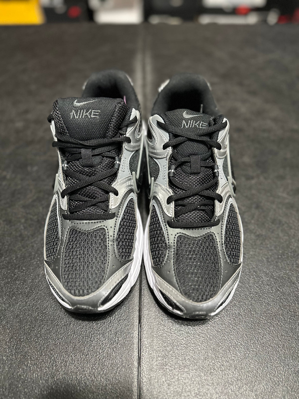 Size 9 - Nike V5 RNR Black anthracite smoke grey