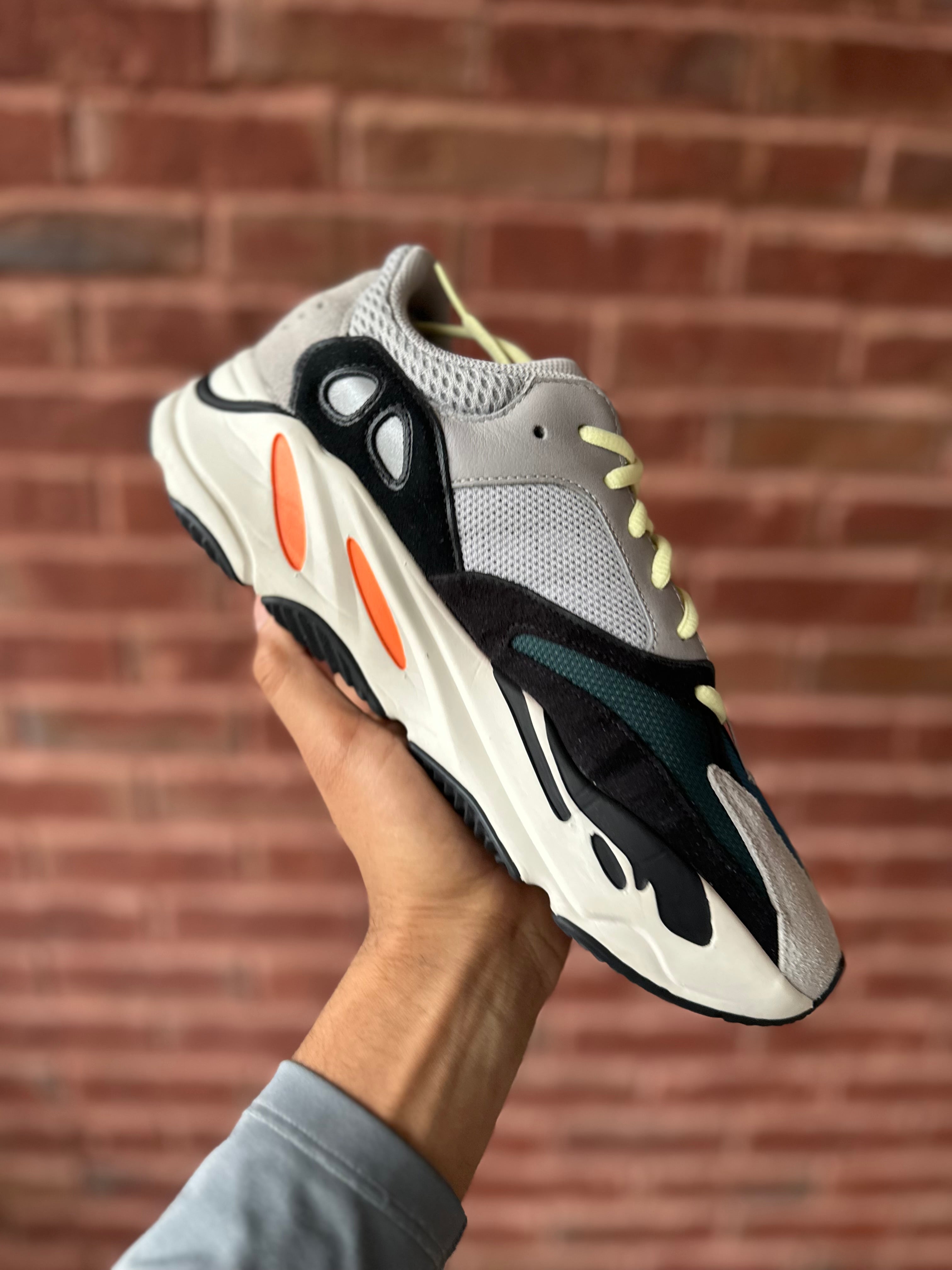 Size 9 - YZY 700 wave runner