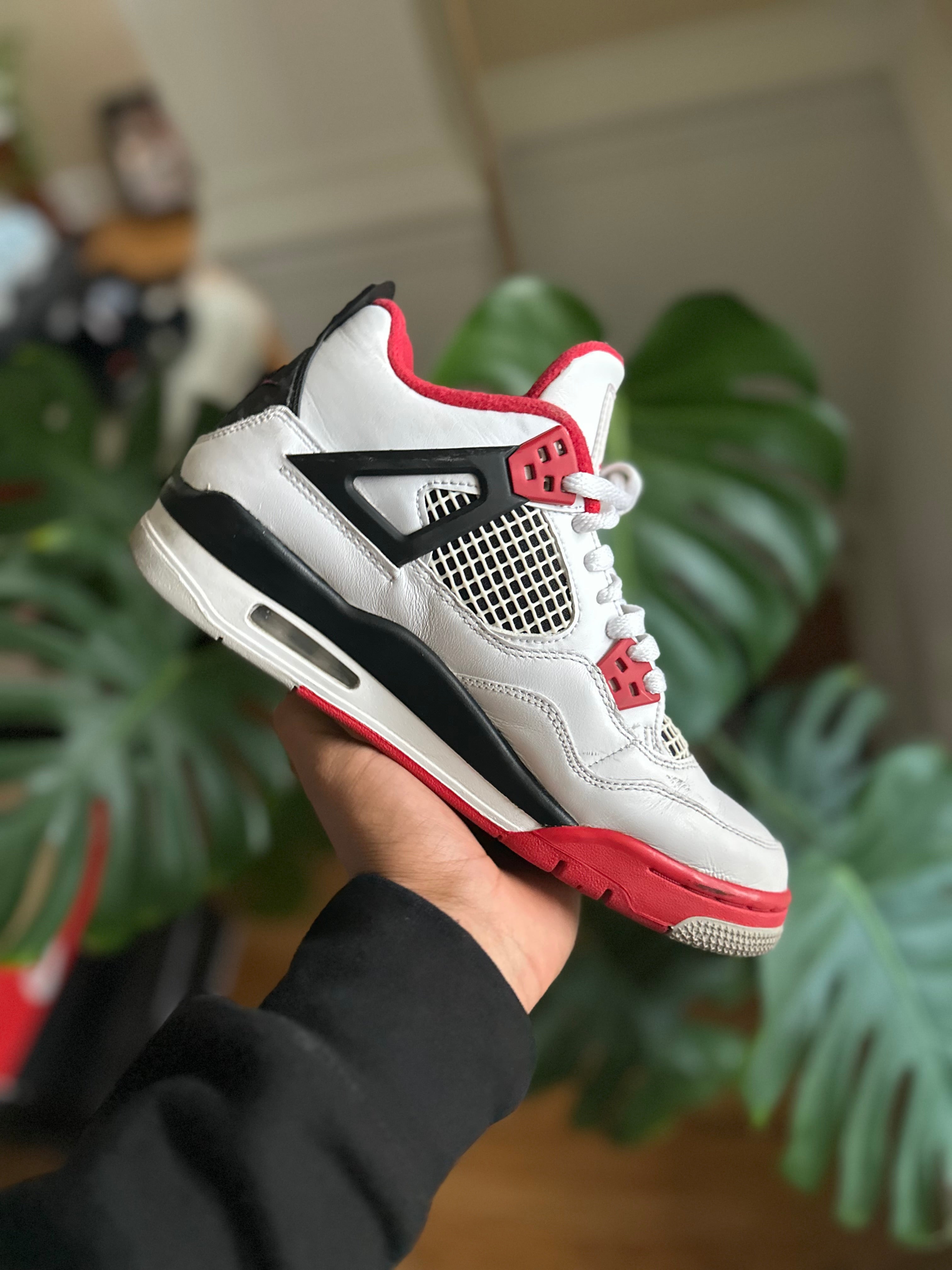 Size 7y - J4 fire red