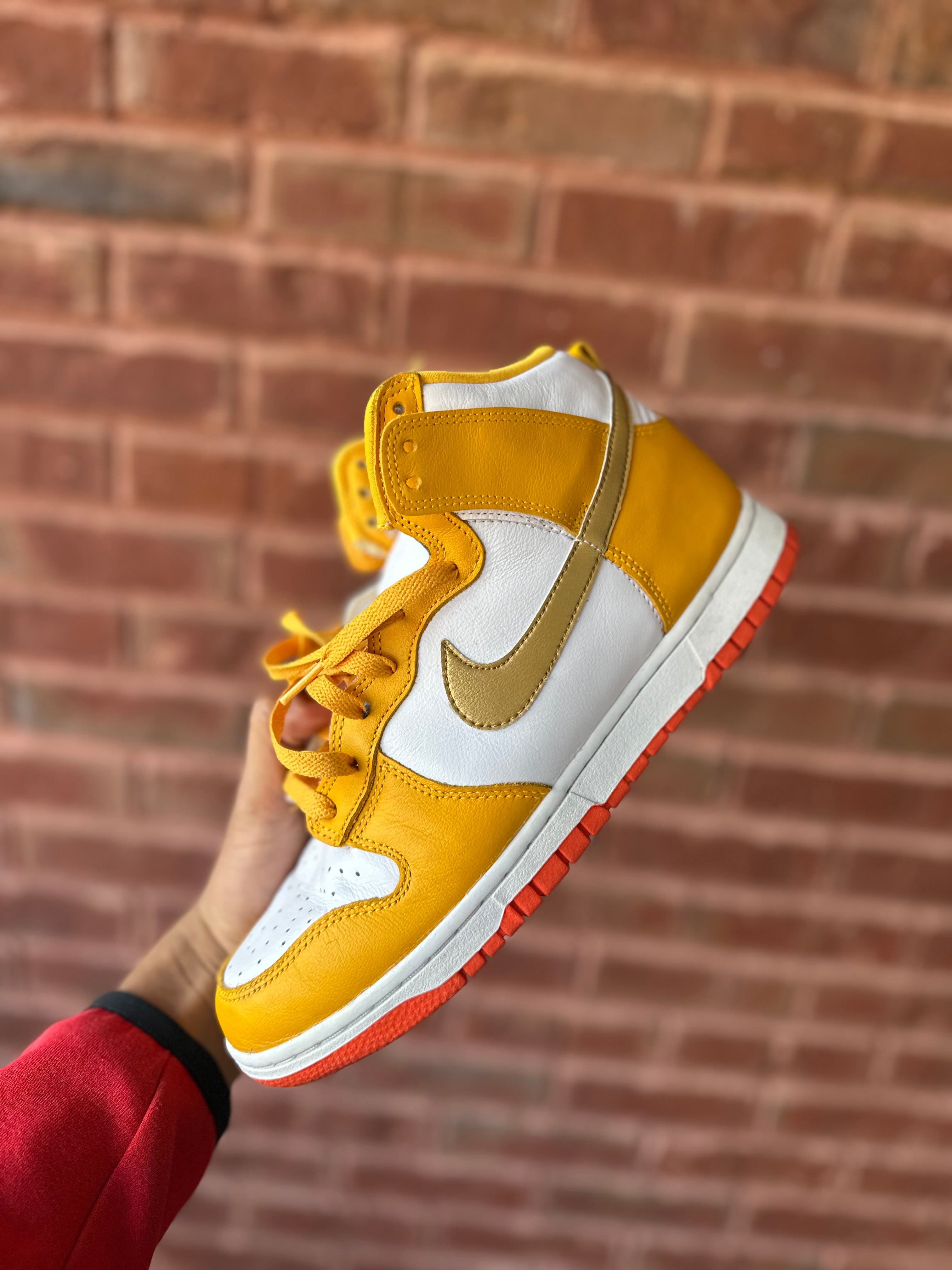 Size 8.5 - (10W) Dunk High university gold