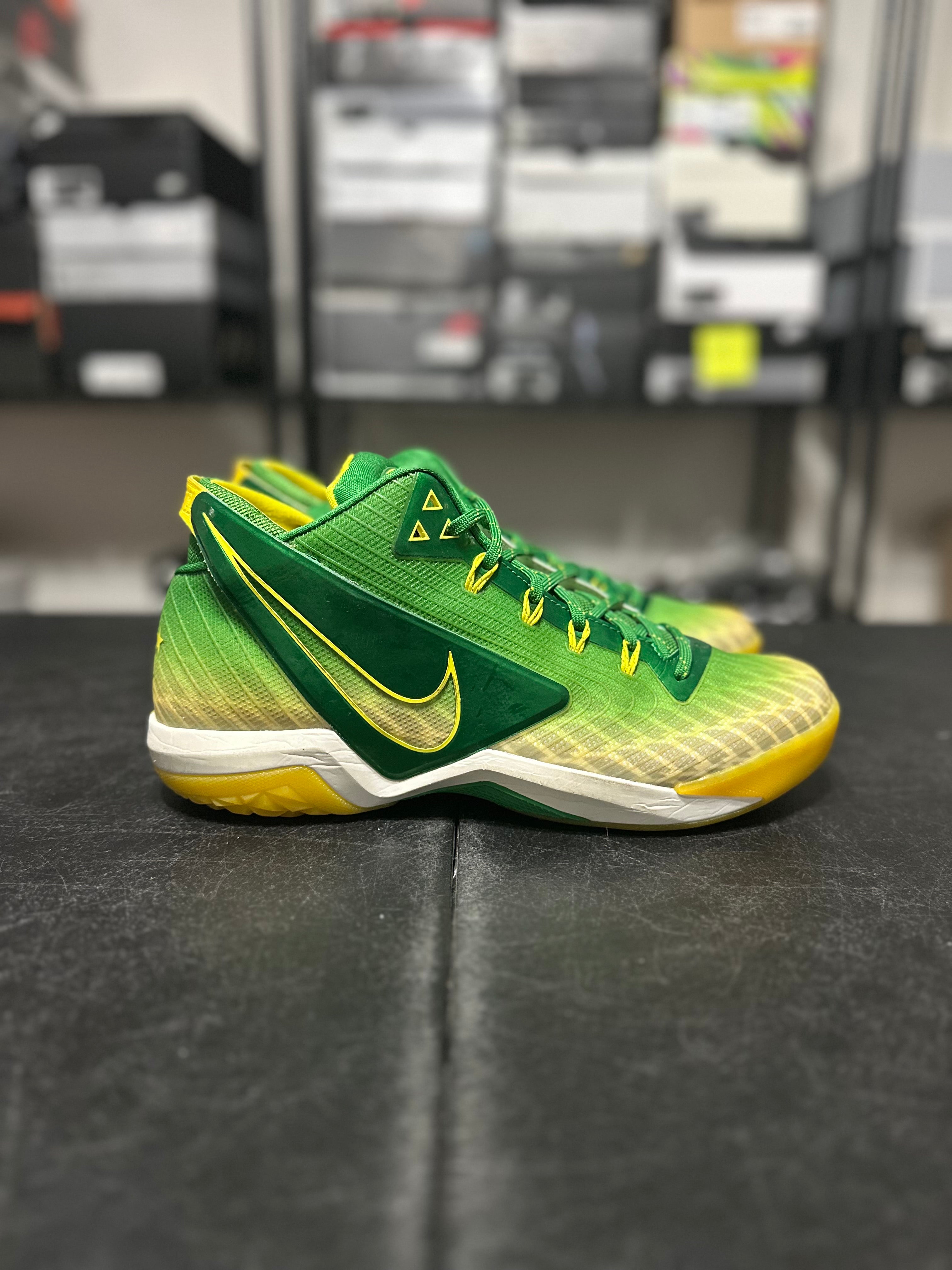 Size 11 - Nike zoom field general Oregon ducks
