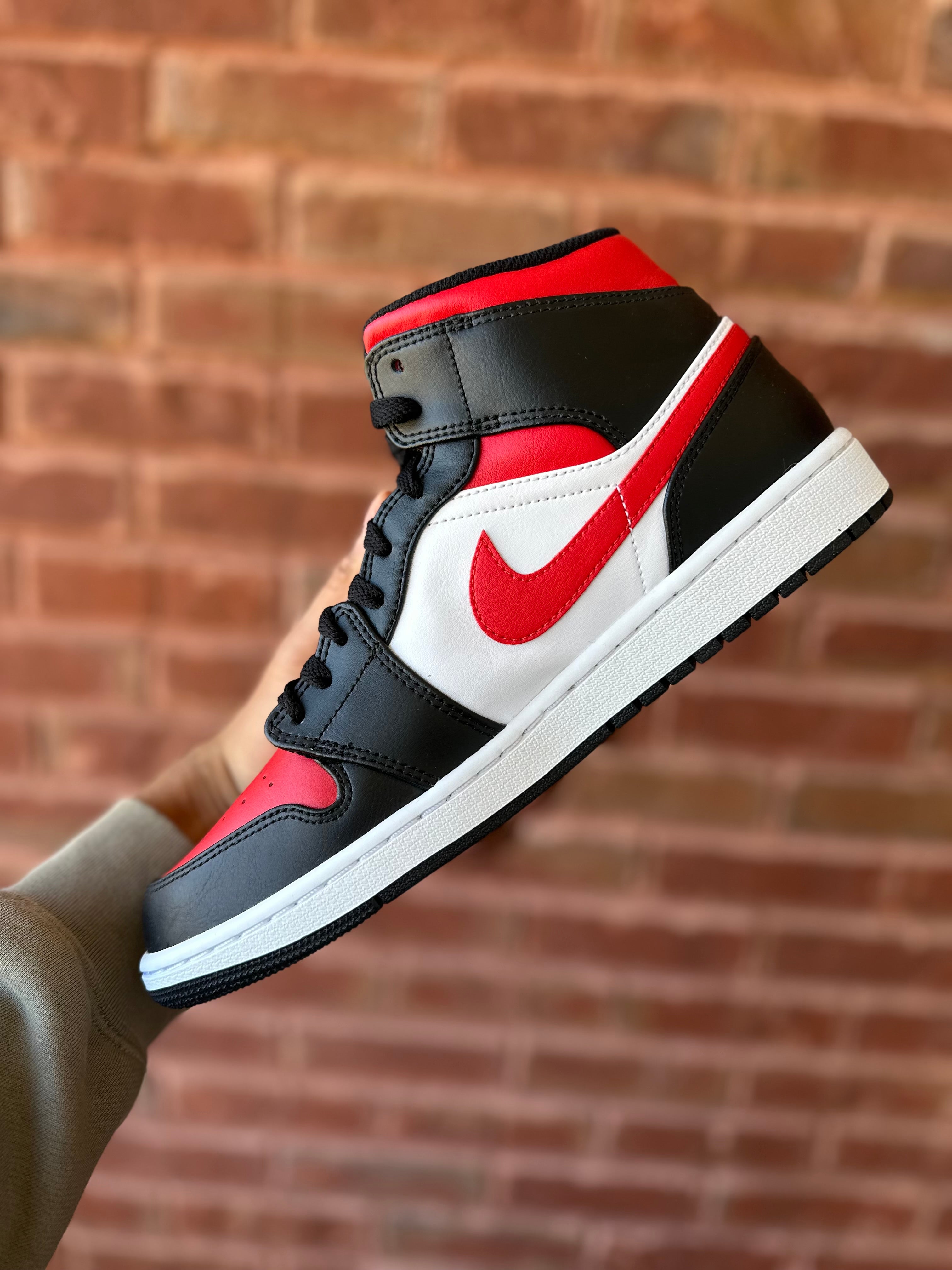 Size 9.5 - J1 mid white black red