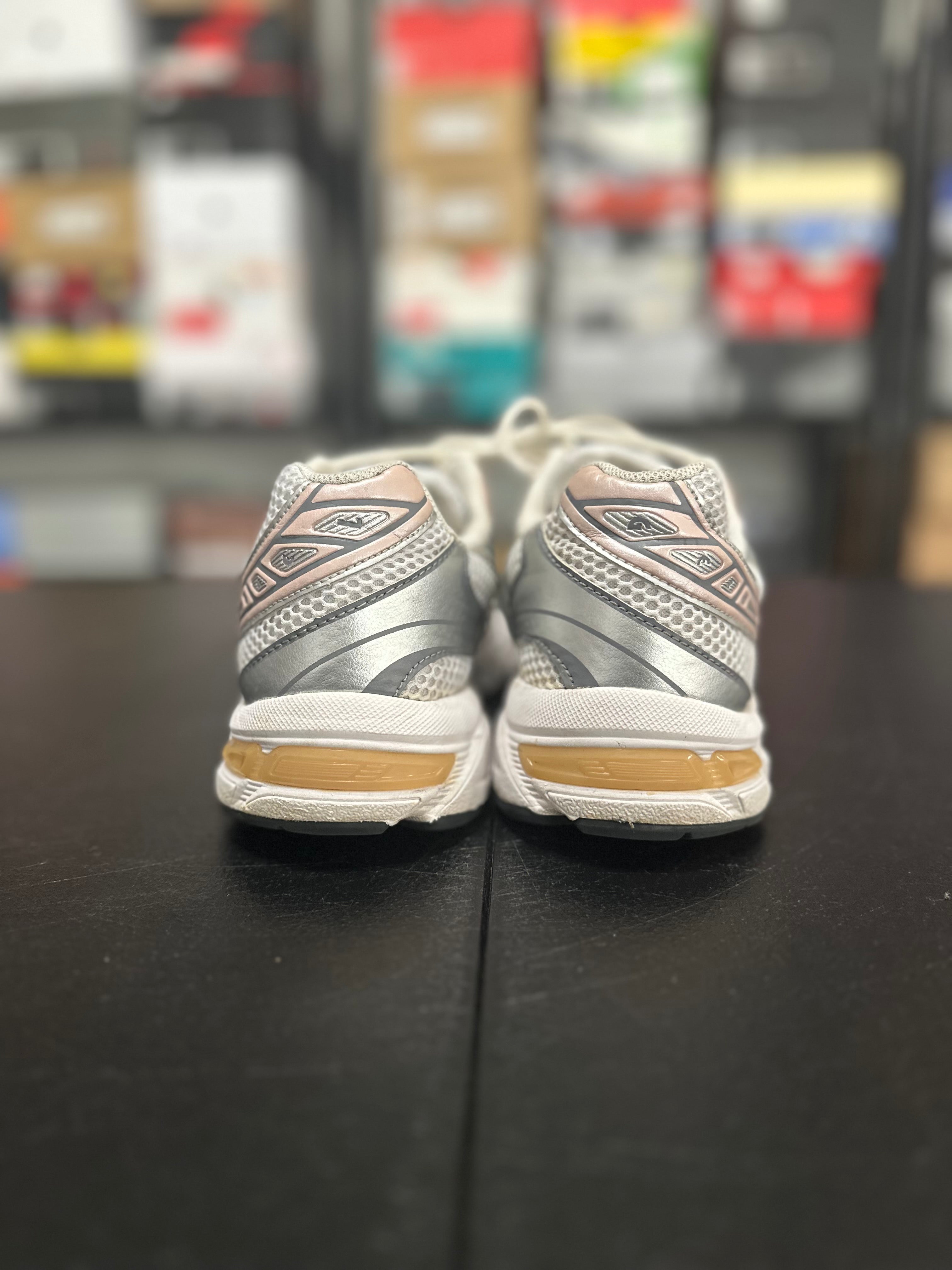 Size 9 - asics white/pink