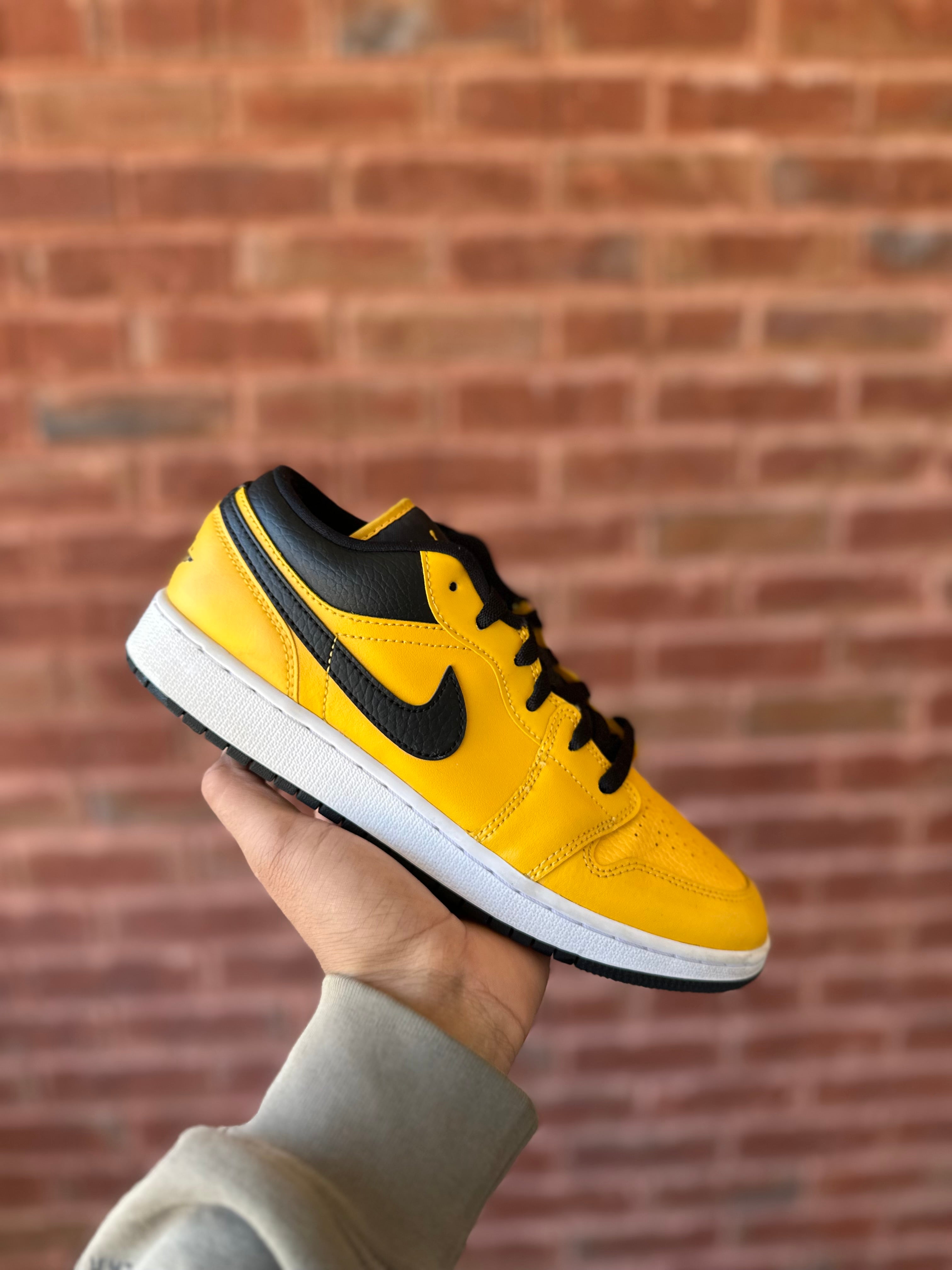 Size 7y - J1 low university gold