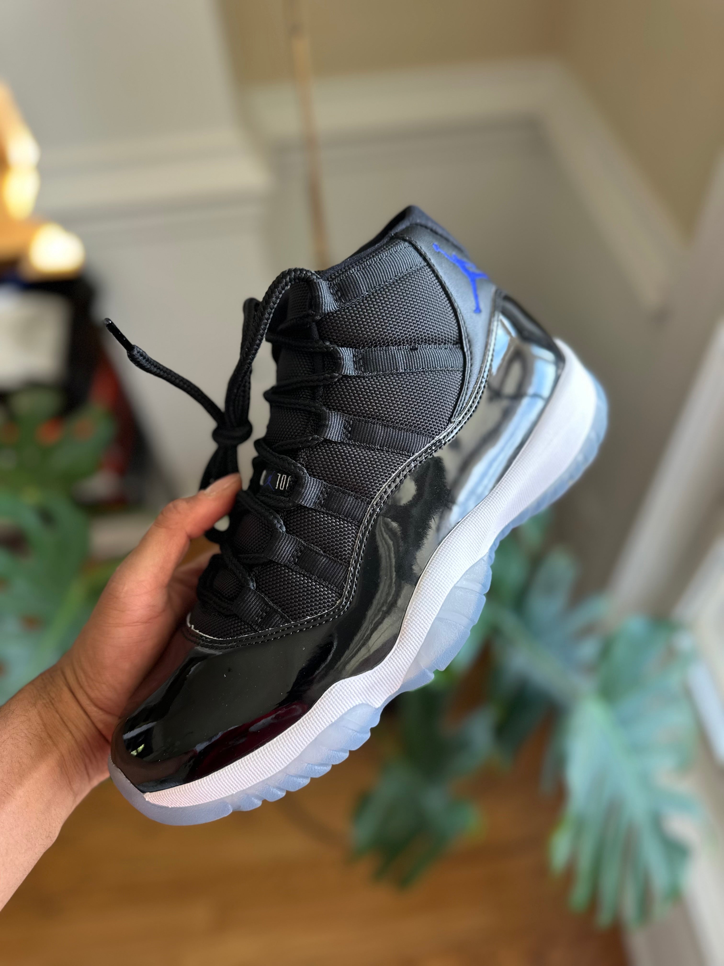 Size 9 - J11 space jam