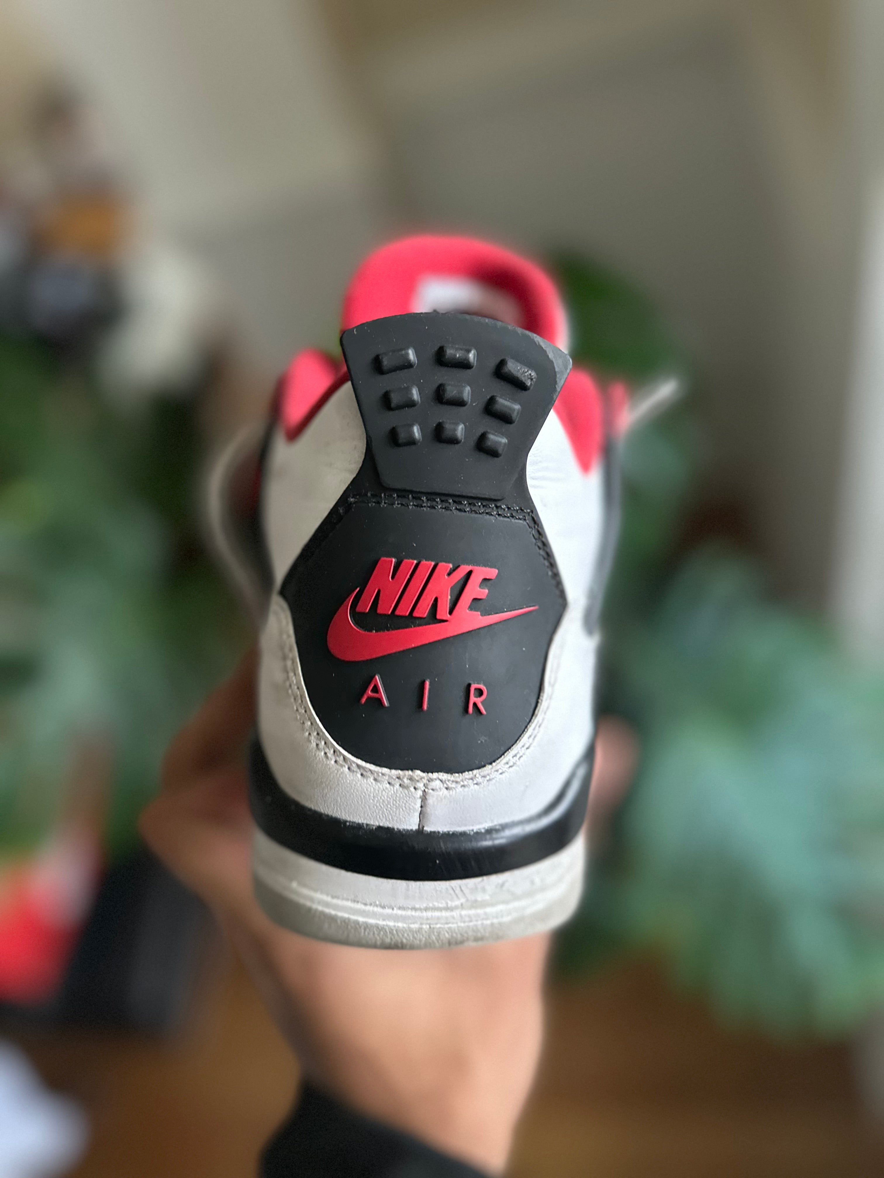 Size 7y - J4 fire red