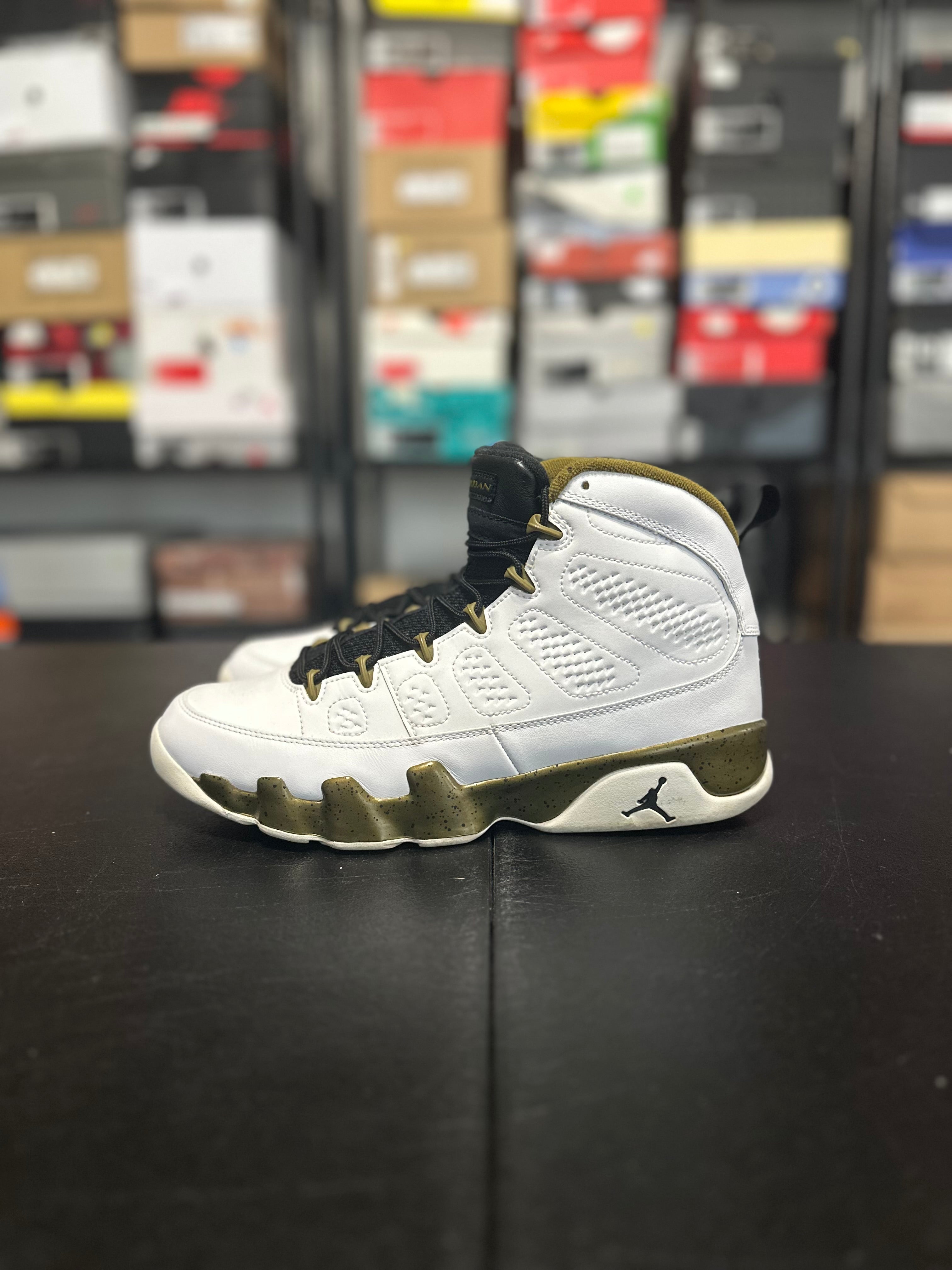Size 10 - J9 statue