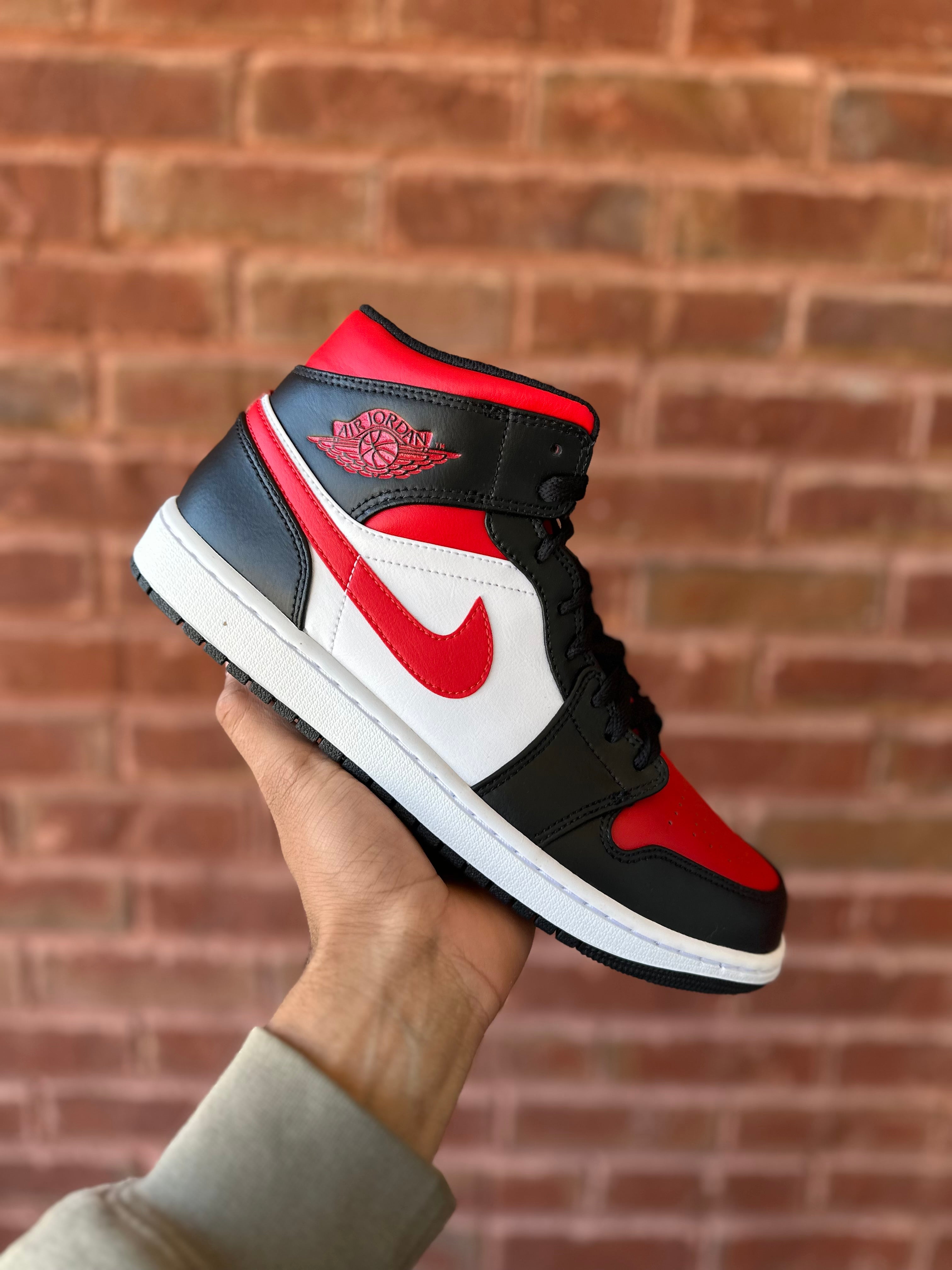 Size 9.5 - J1 mid white black red