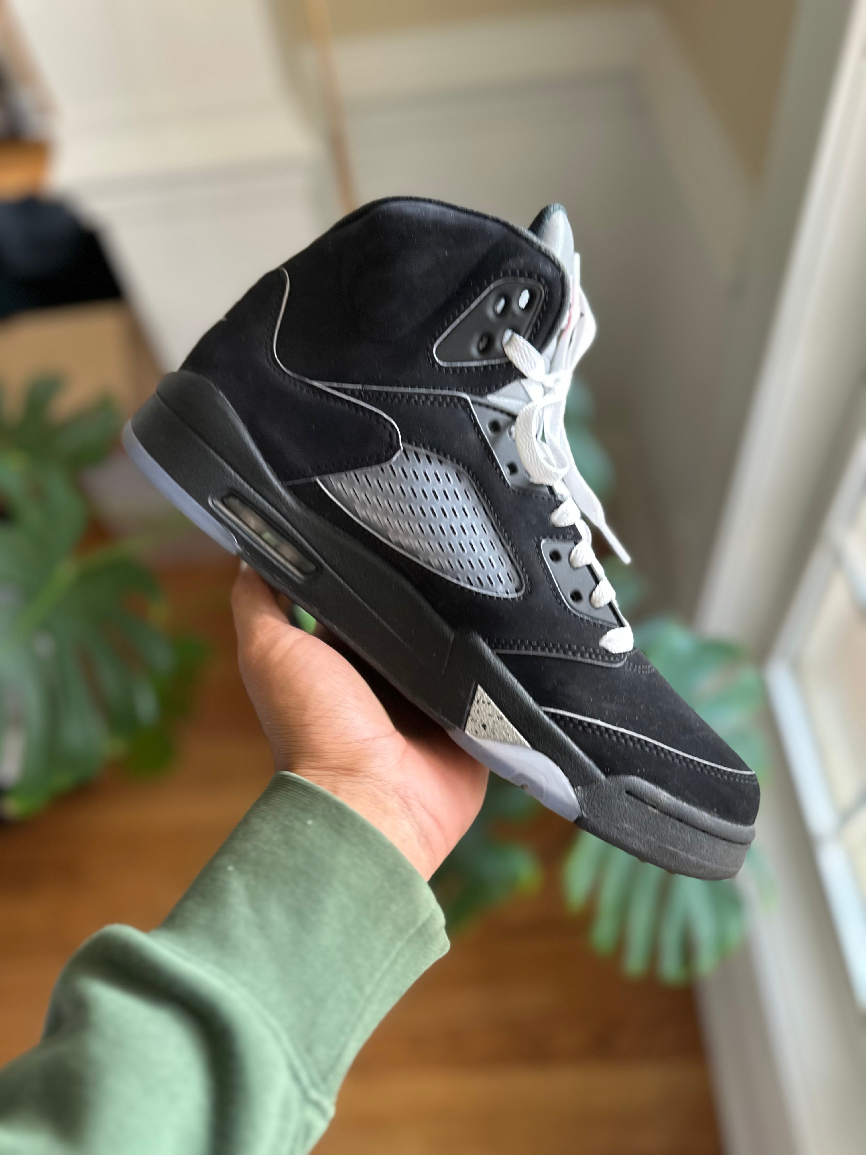 Size 10.5 - J5 black metallic 2025