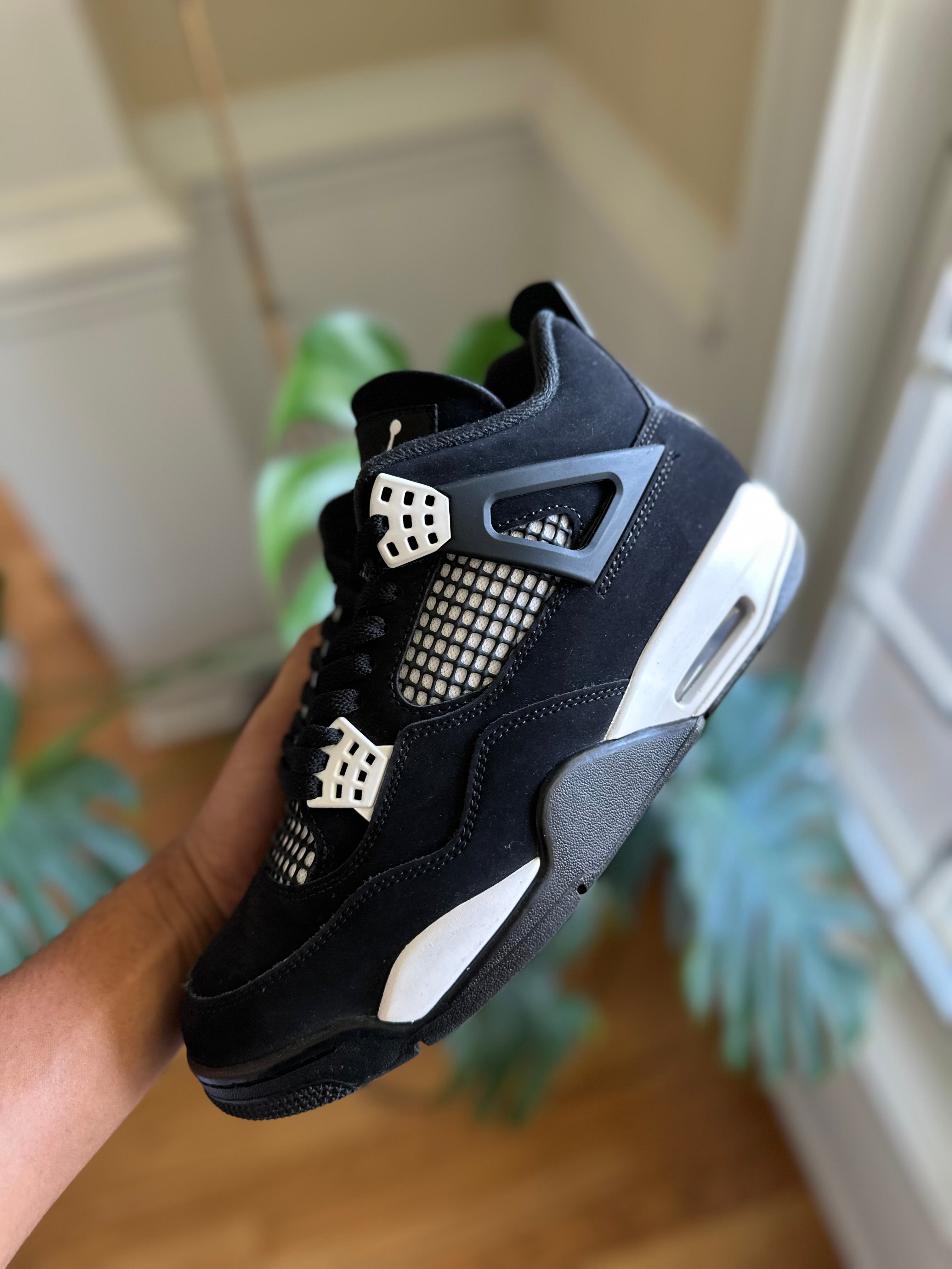 Size 8.5 - J4 white thunder